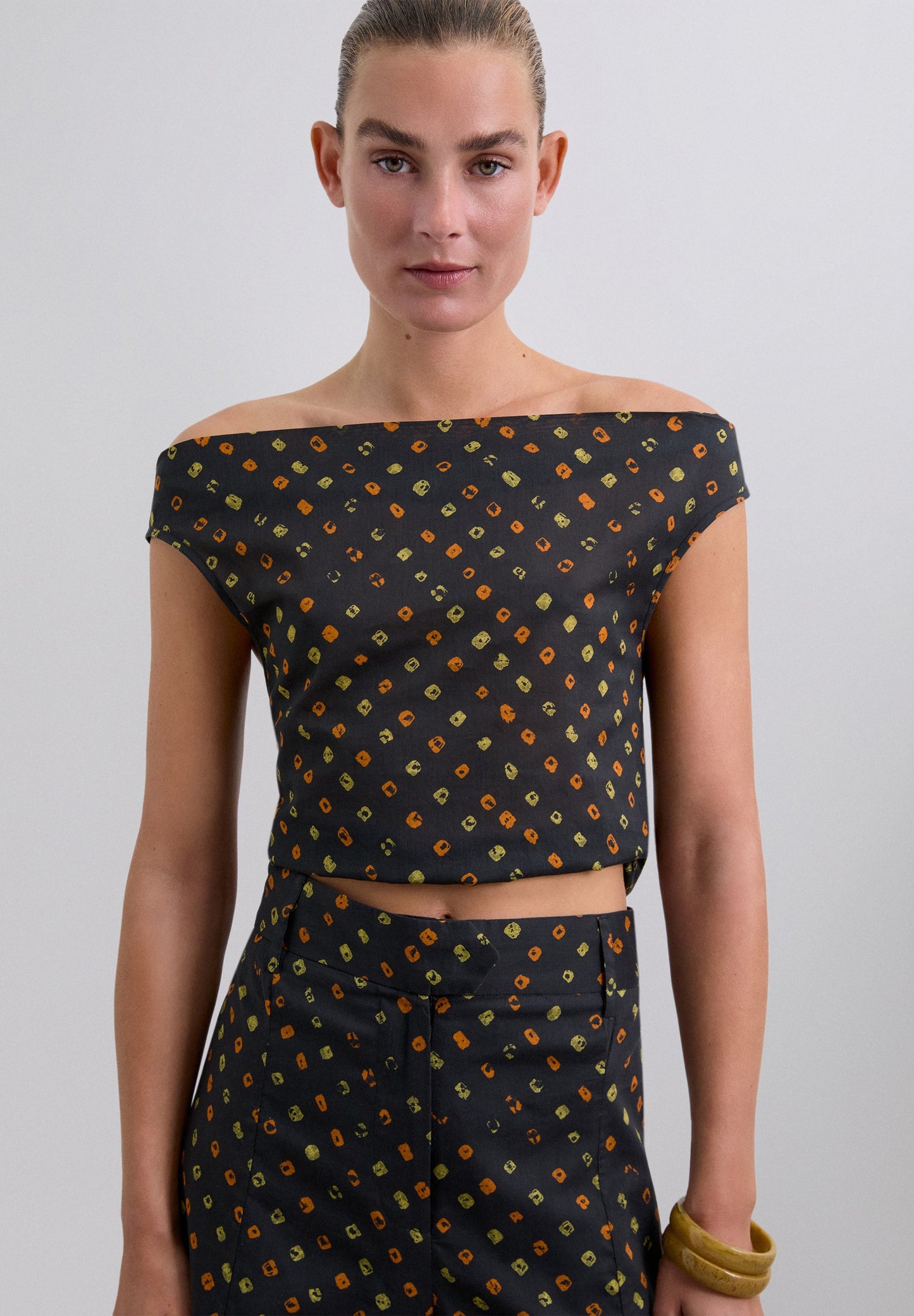 TOP COM PADRÃO EM 100% ALGODÃO