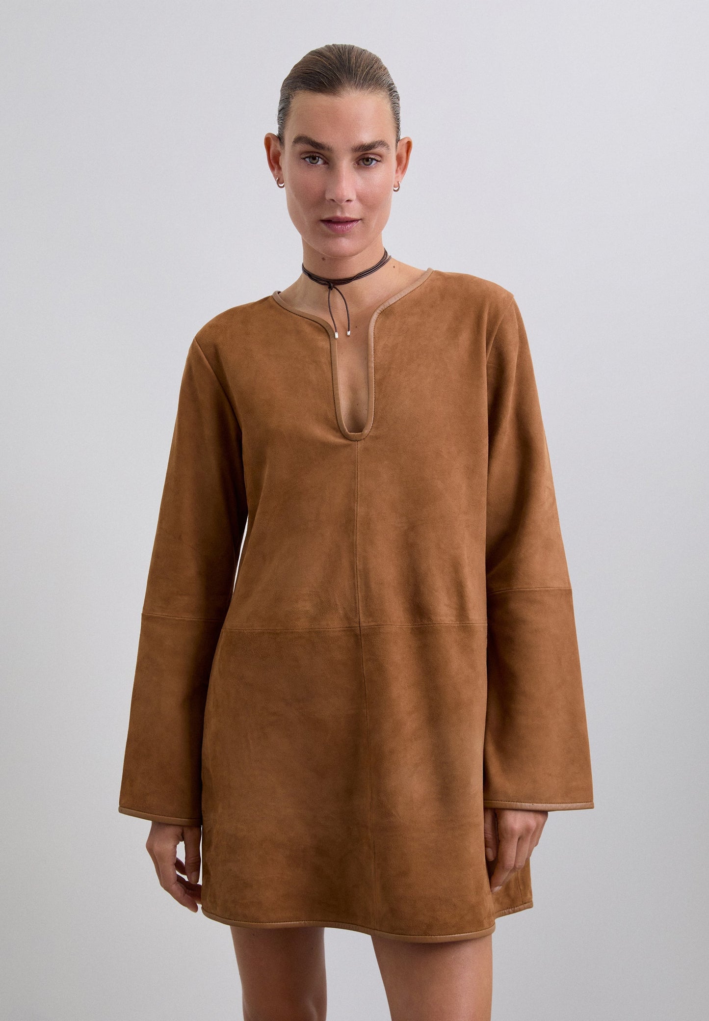 MINI VESTIDO EM PELE DE CAMURÇA