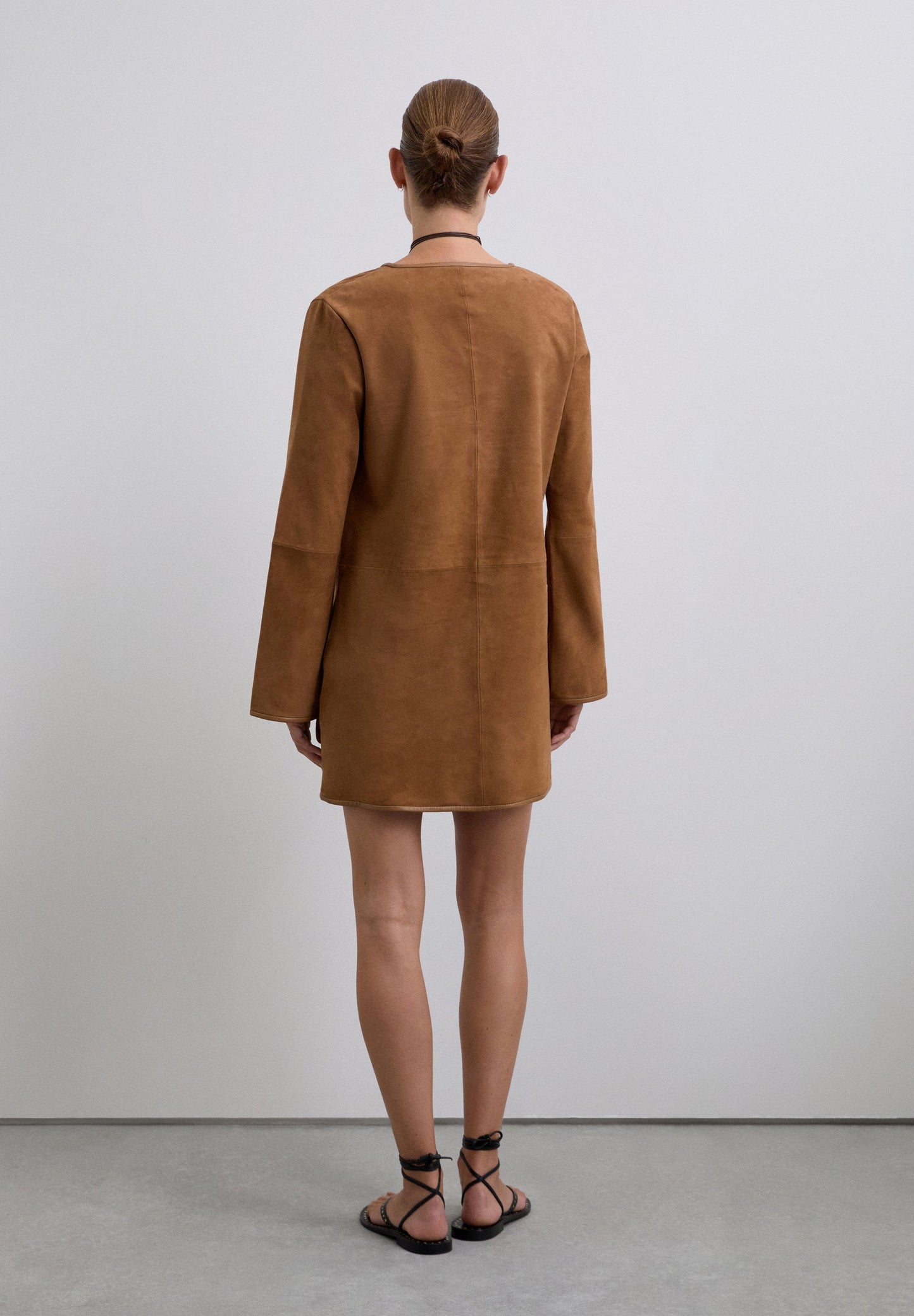 MINI VESTIDO EM PELE DE CAMURÇA