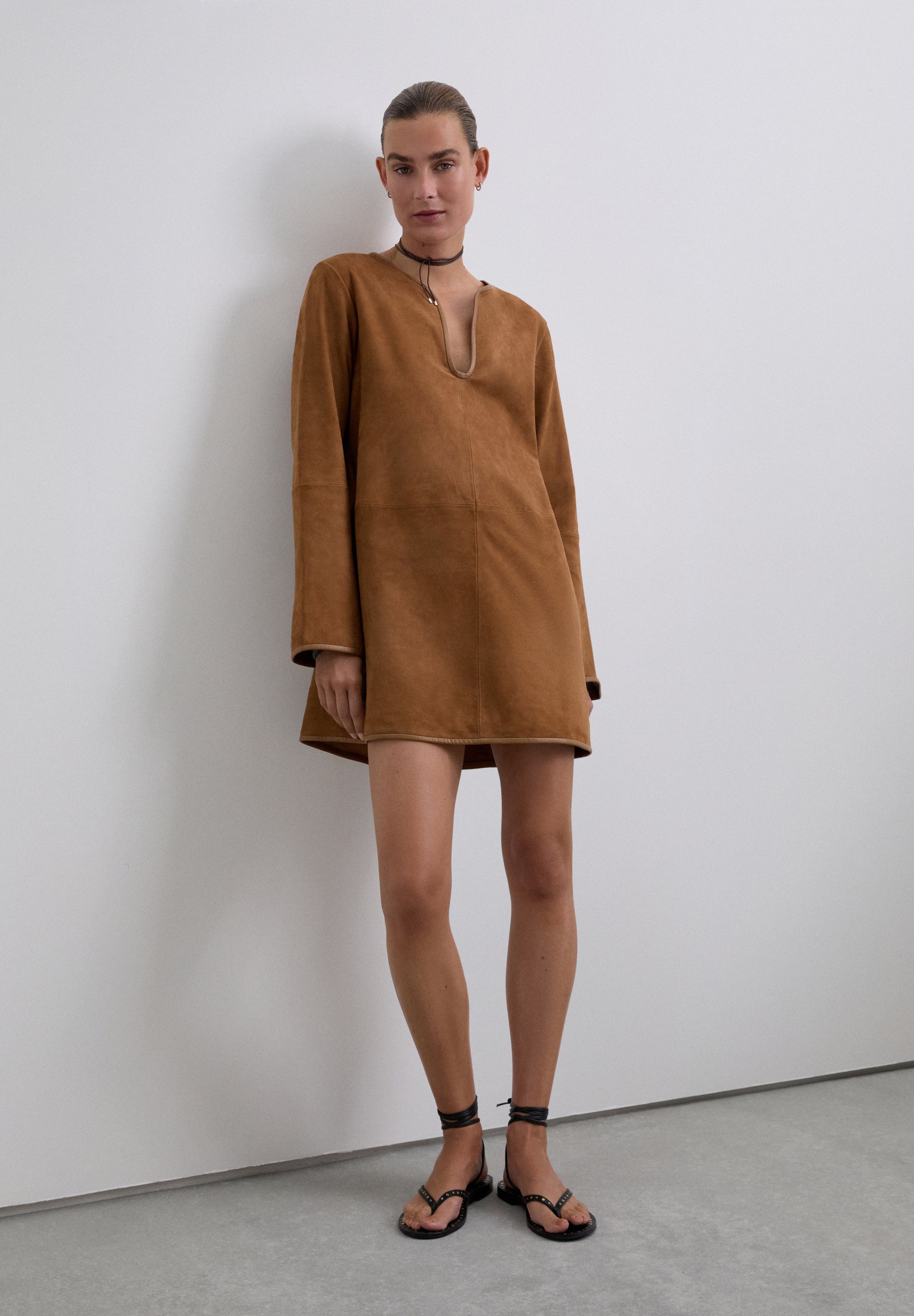 MINI VESTIDO EM PELE DE CAMURÇA