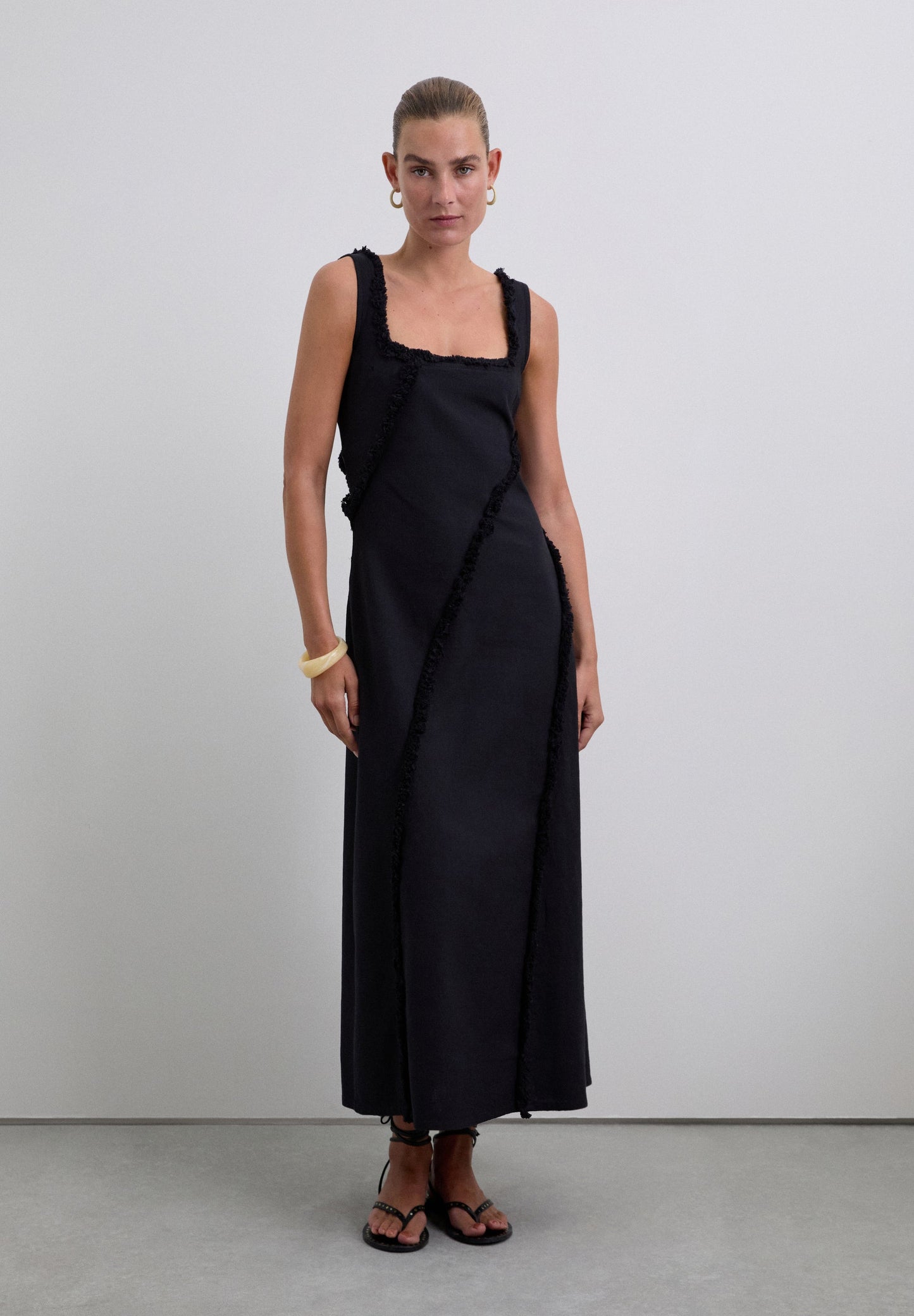 VESTIDO COM FRANJAS E PESPONTO