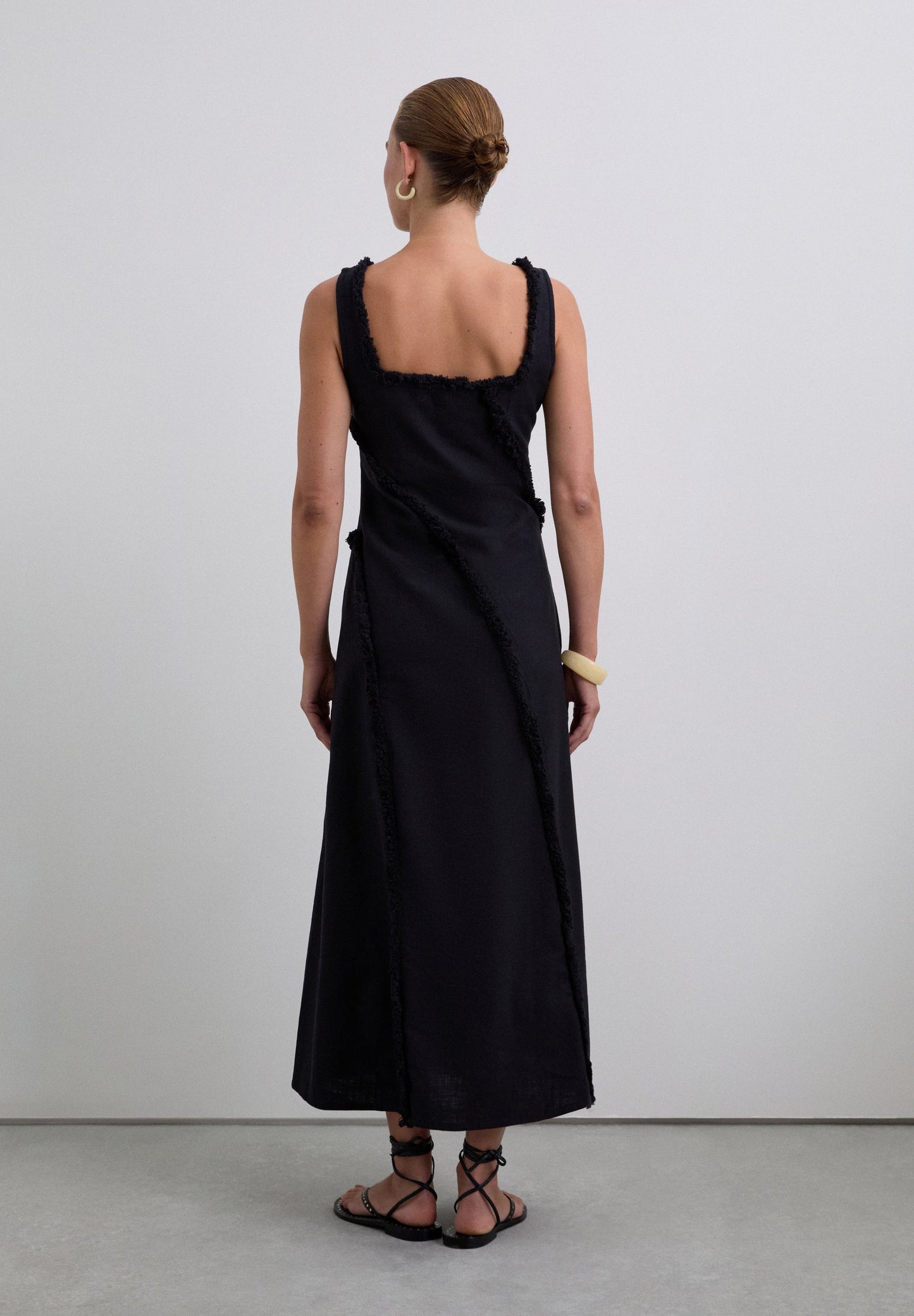 VESTIDO COM FRANJAS E PESPONTO