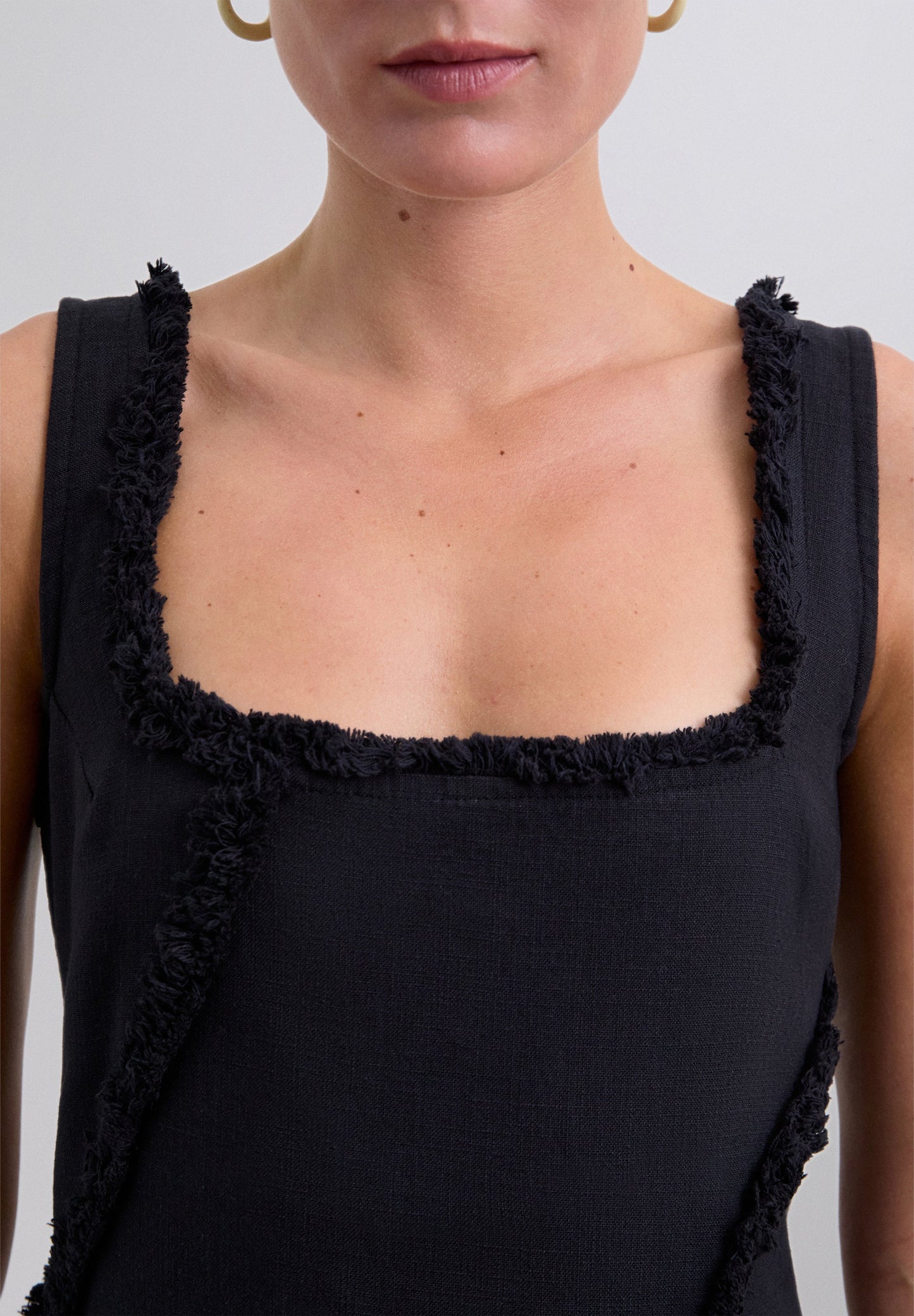 VESTIDO COM FRANJAS E PESPONTO