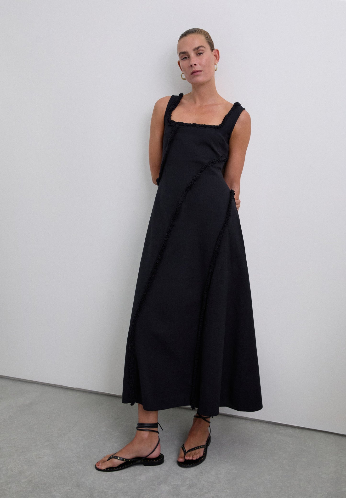 VESTIDO COM FRANJAS E PESPONTO