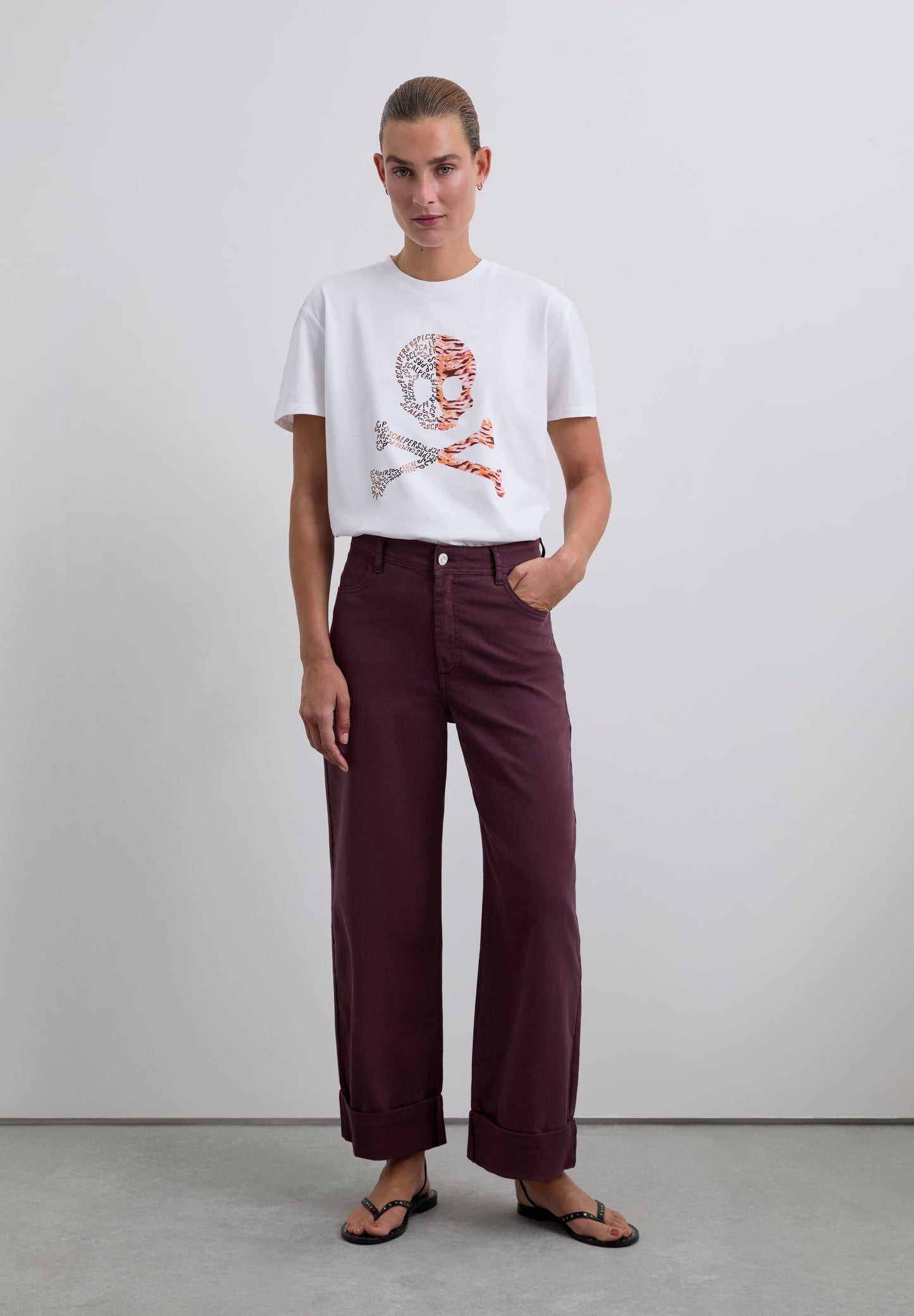 T-SHIRT COM LOGÓTIPO DE SKULL COM PADRÃO