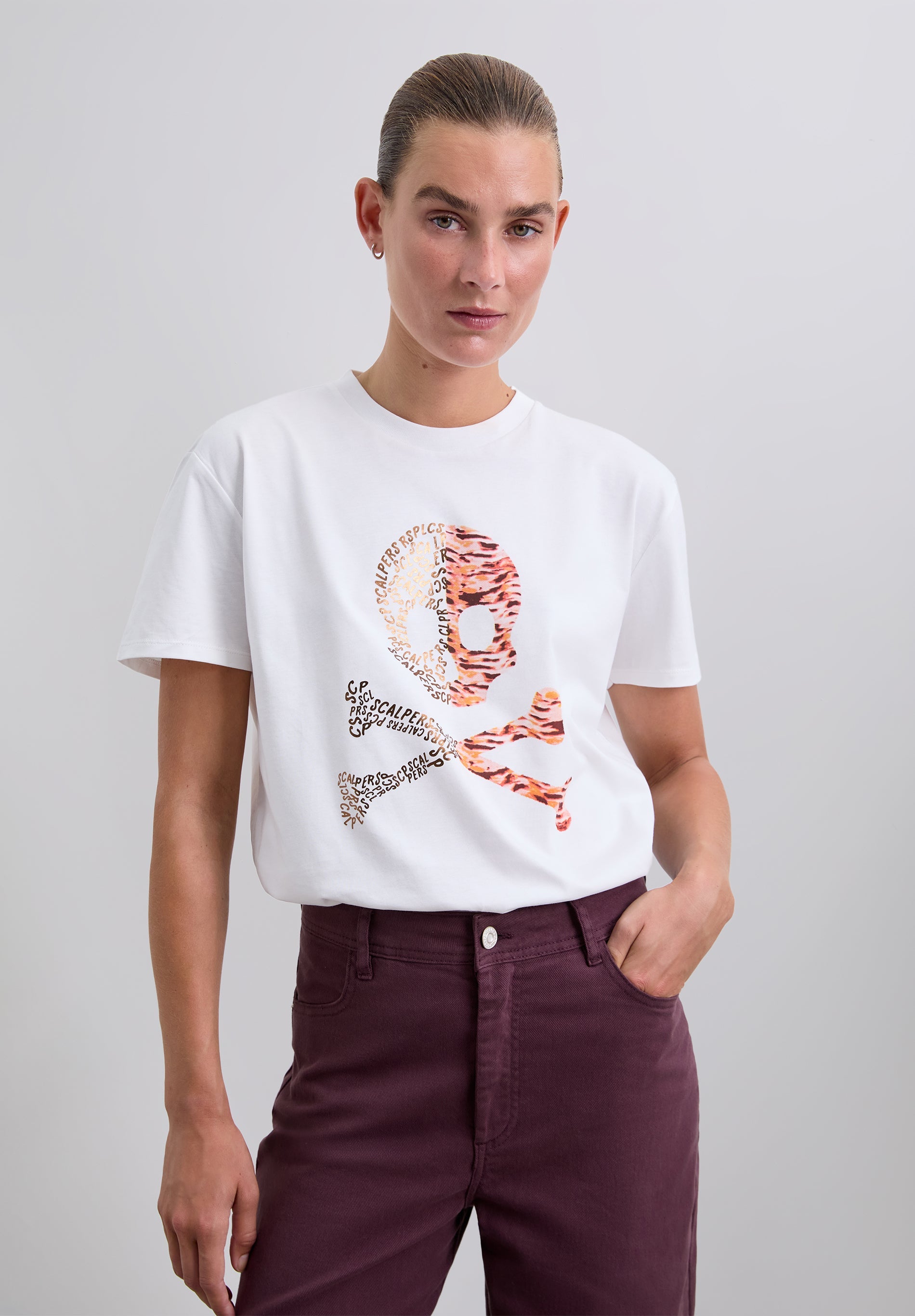 T-SHIRT COM LOGÓTIPO DE SKULL COM PADRÃO