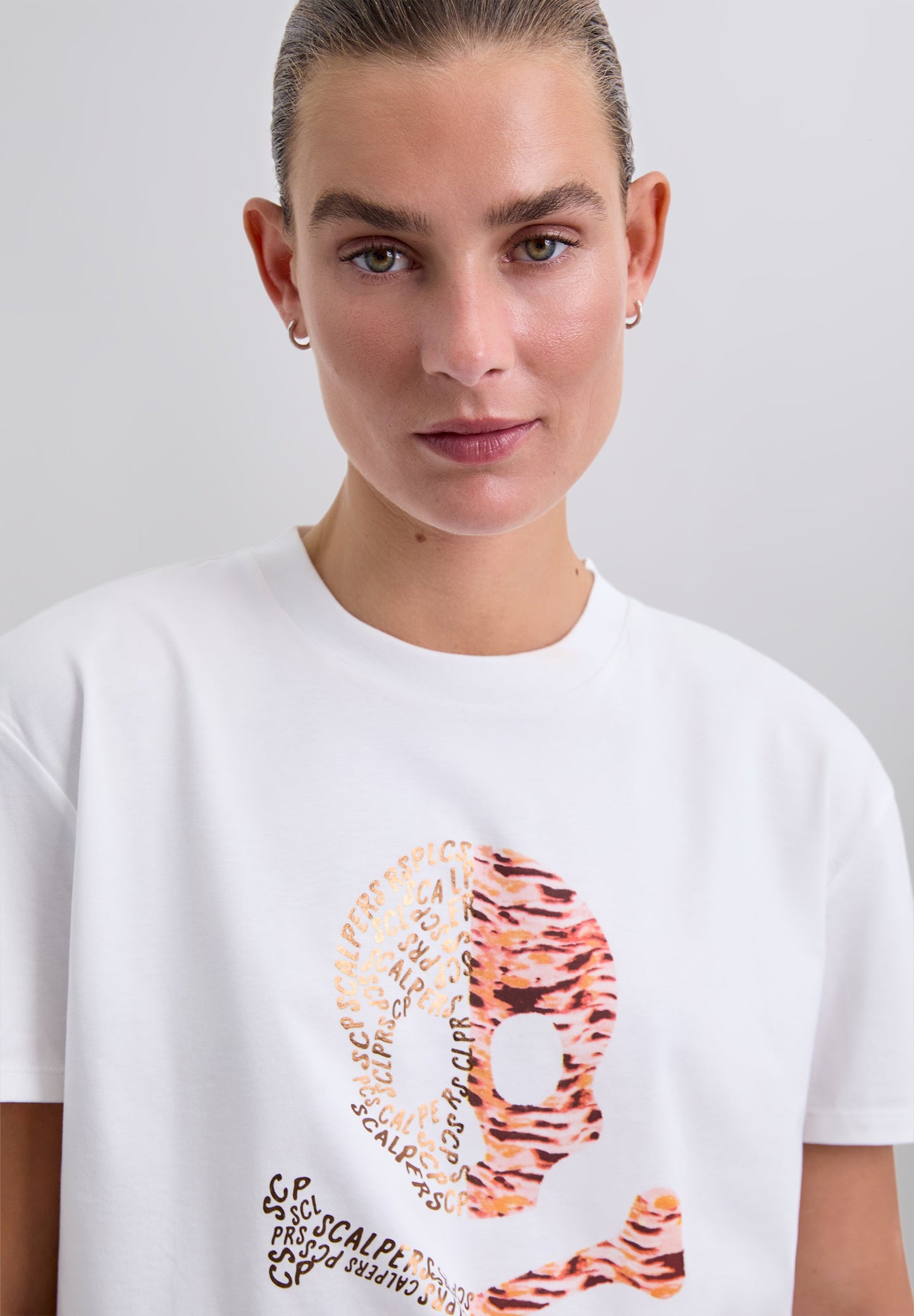 T-SHIRT COM LOGÓTIPO DE SKULL COM PADRÃO