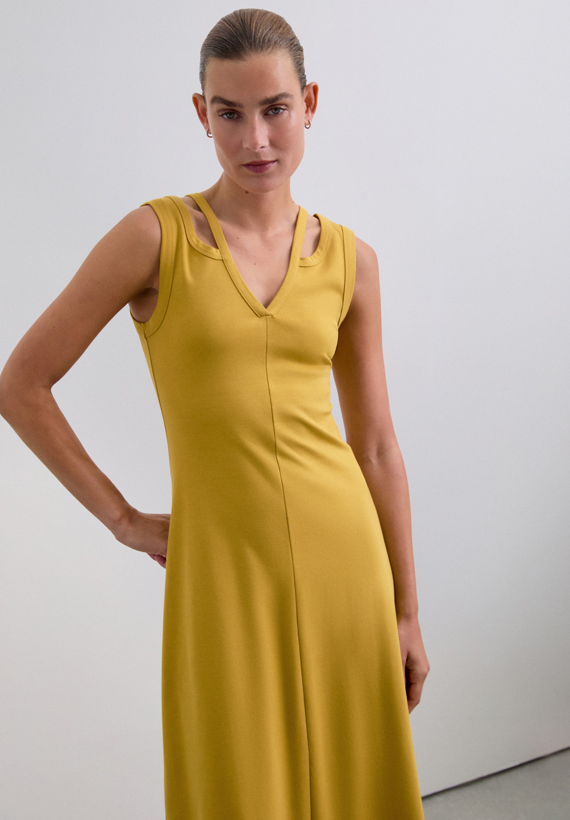 VESTIDO MIDI CUT OUT