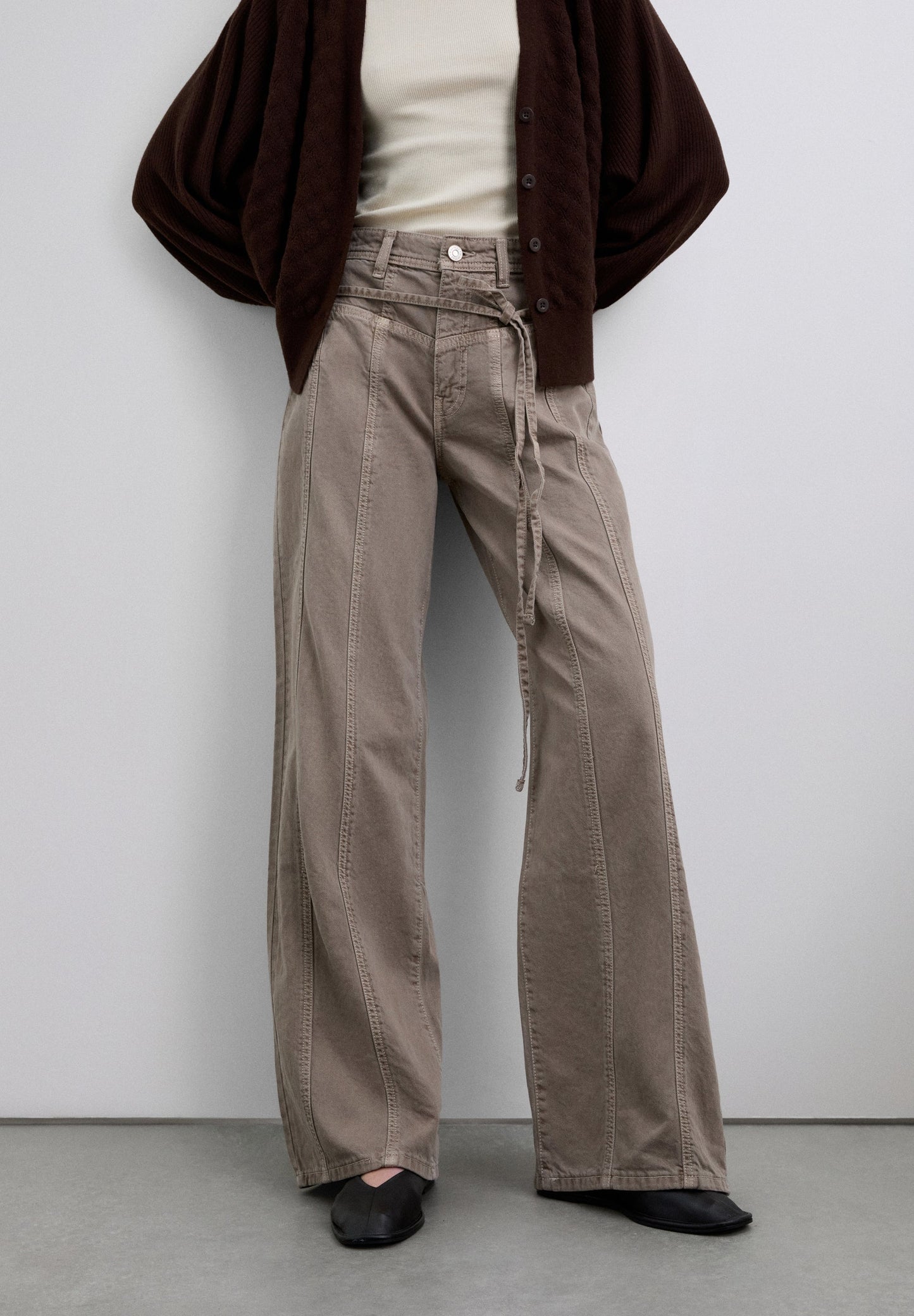 JEANS COM PORMENOR DE CINTURA