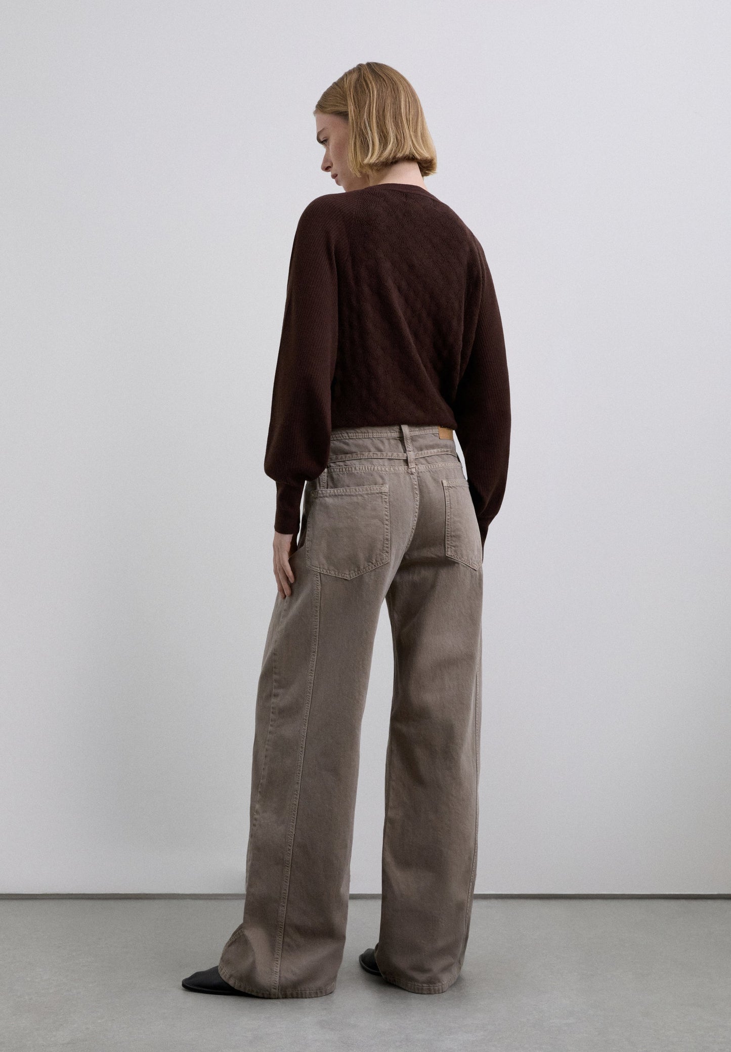 JEANS COM PORMENOR DE CINTURA