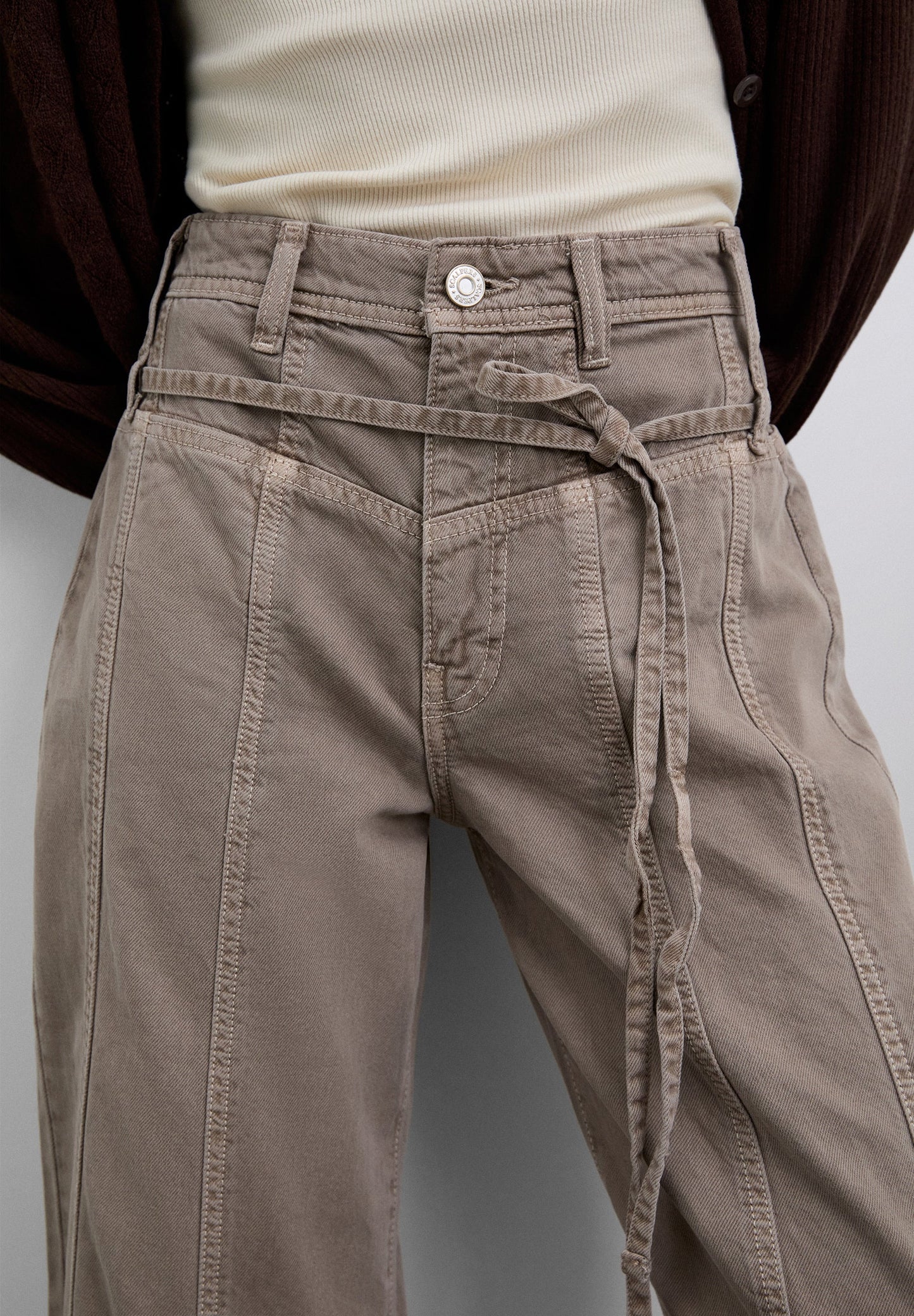 JEANS COM PORMENOR DE CINTURA