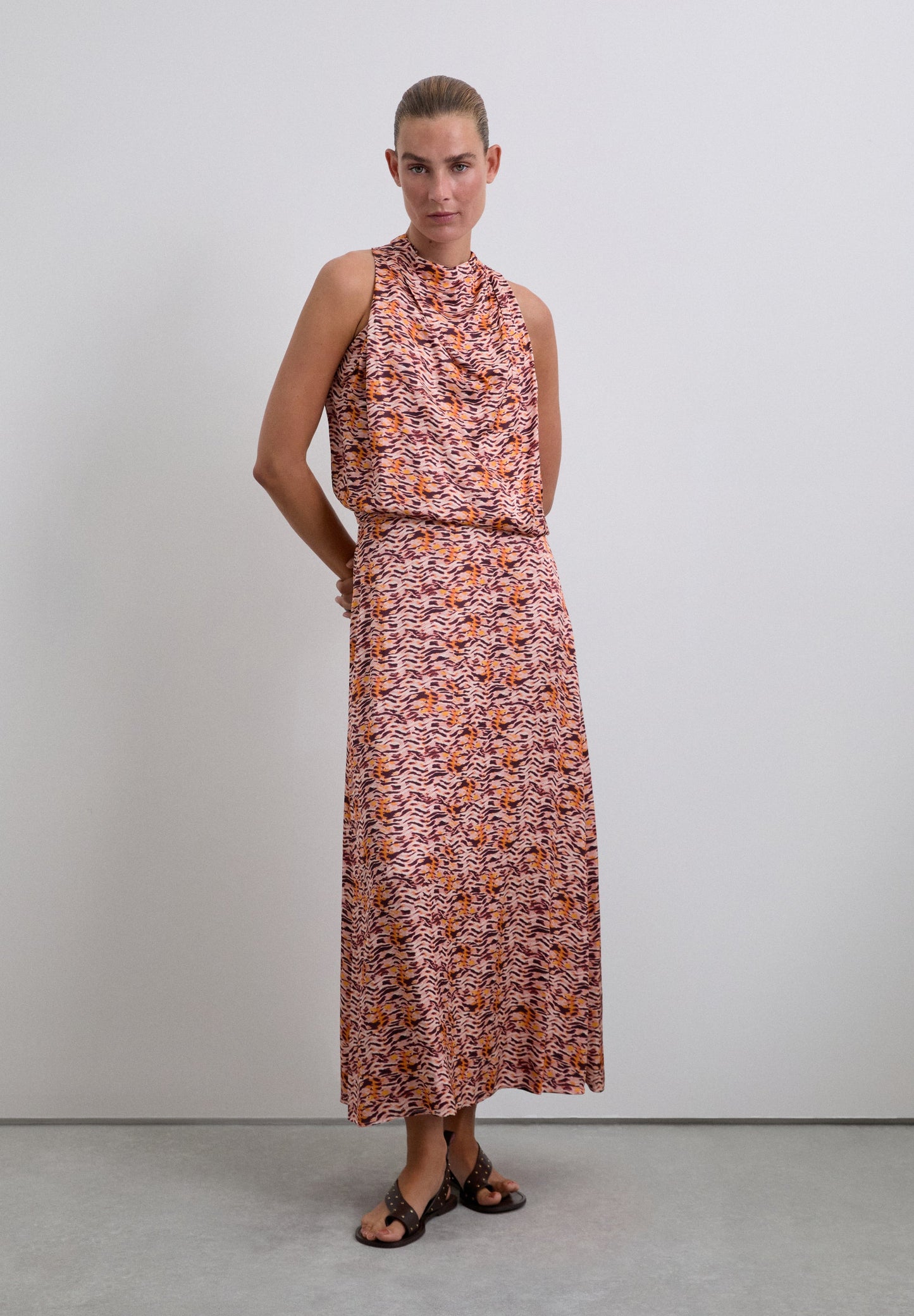 TOP COM GOLA HALTER E ESTAMPADO