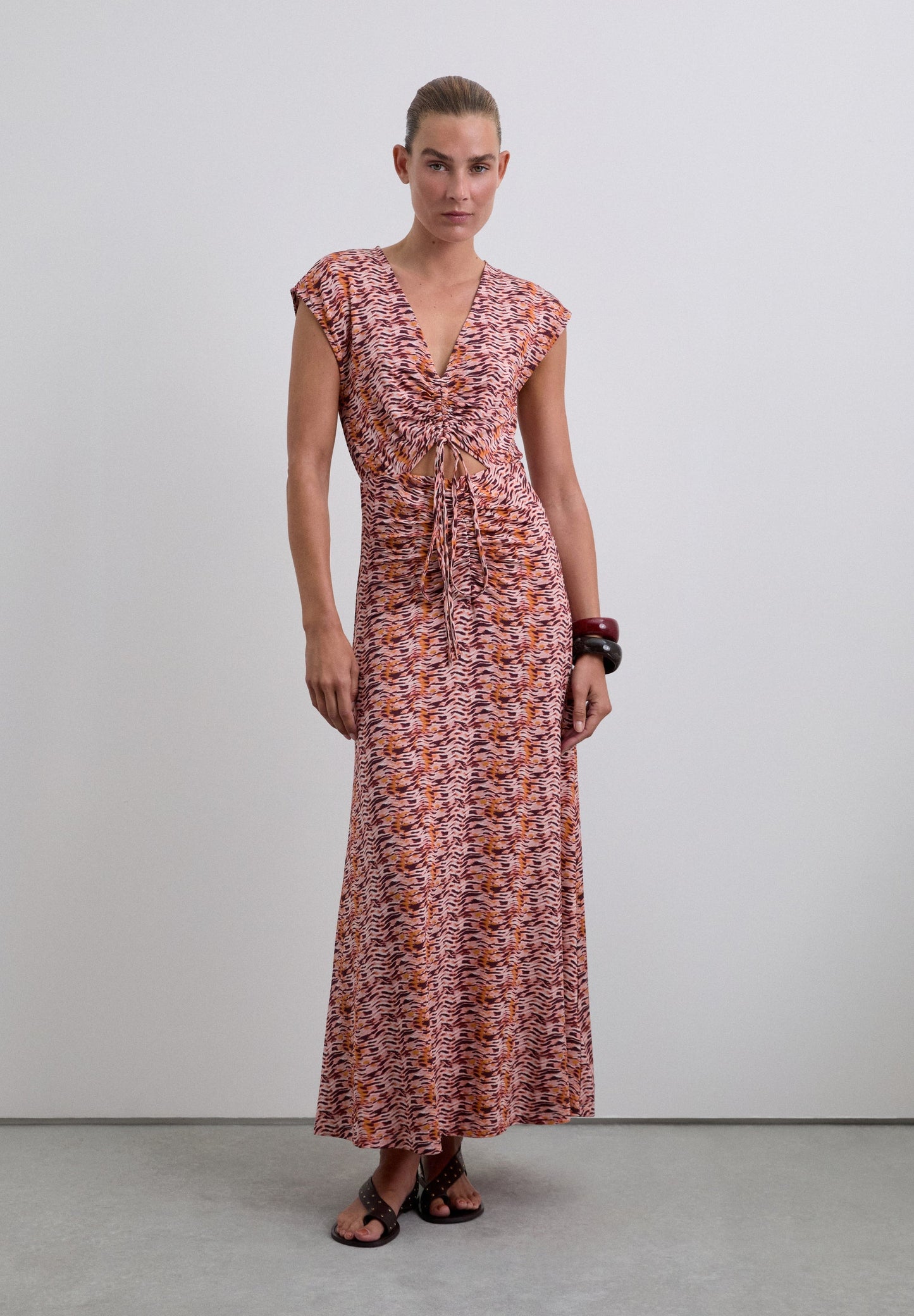 VESTIDO ESTAMPADO COM CUT OUT