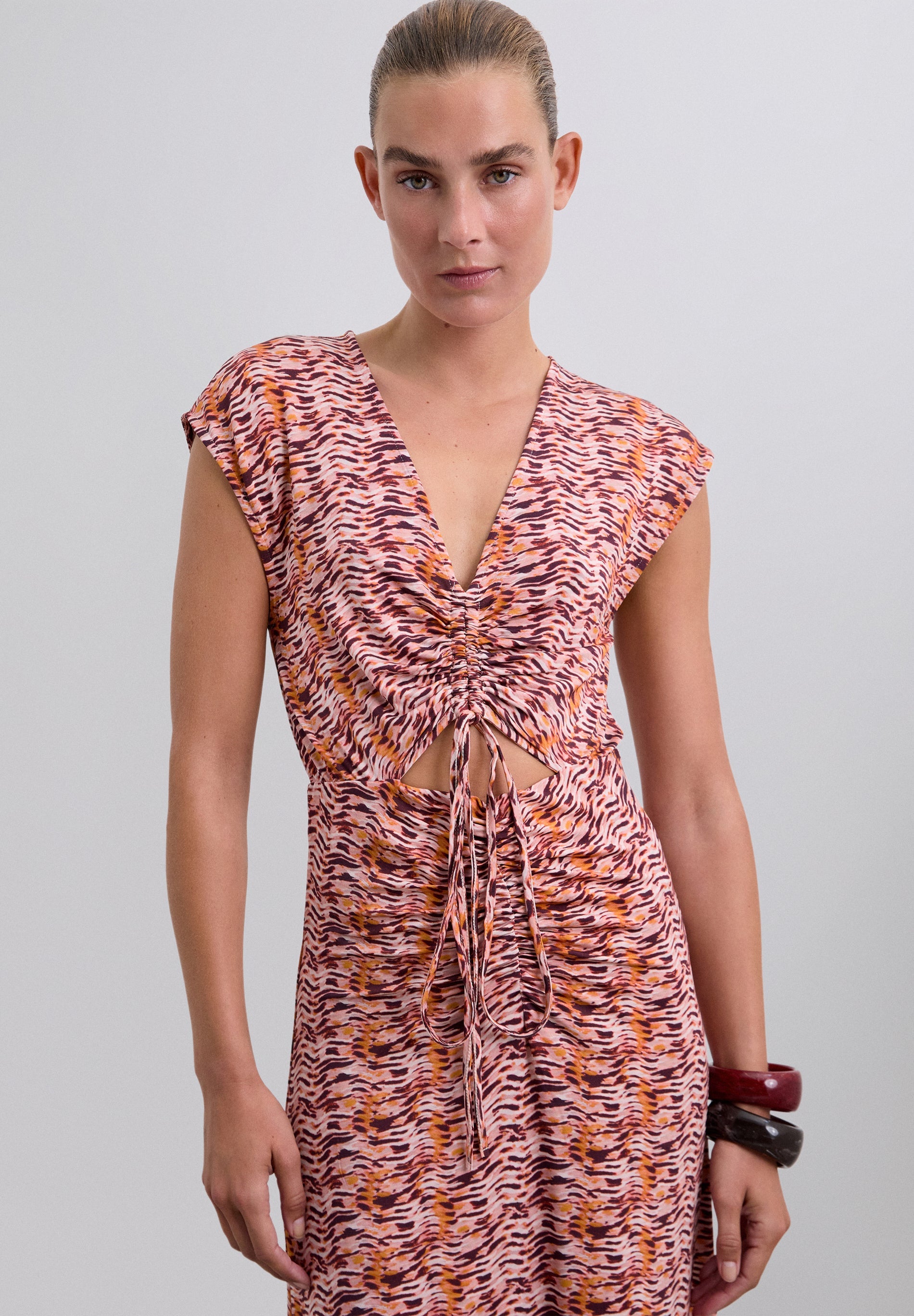 VESTIDO ESTAMPADO COM CUT OUT