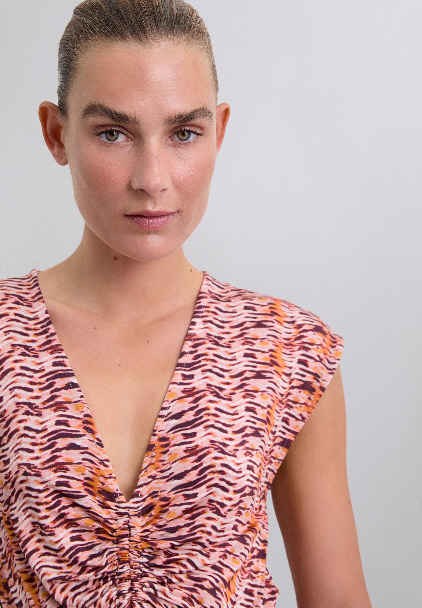 VESTIDO ESTAMPADO COM CUT OUT