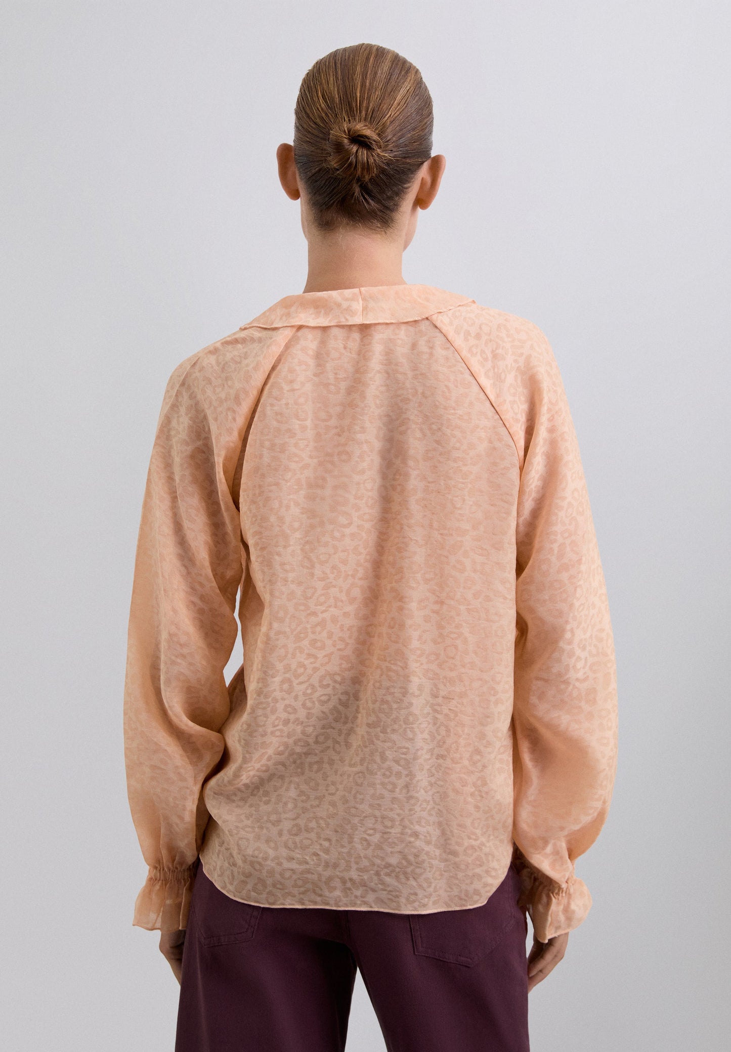 BLUSA COM FOLHOS ESTAMPADO ANIMAL