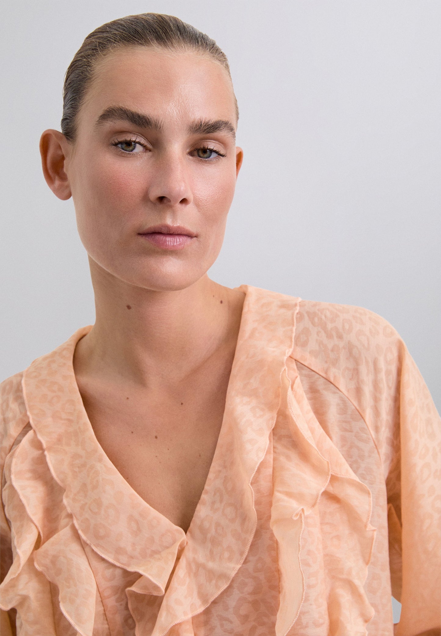 BLUSA COM FOLHOS ESTAMPADO ANIMAL