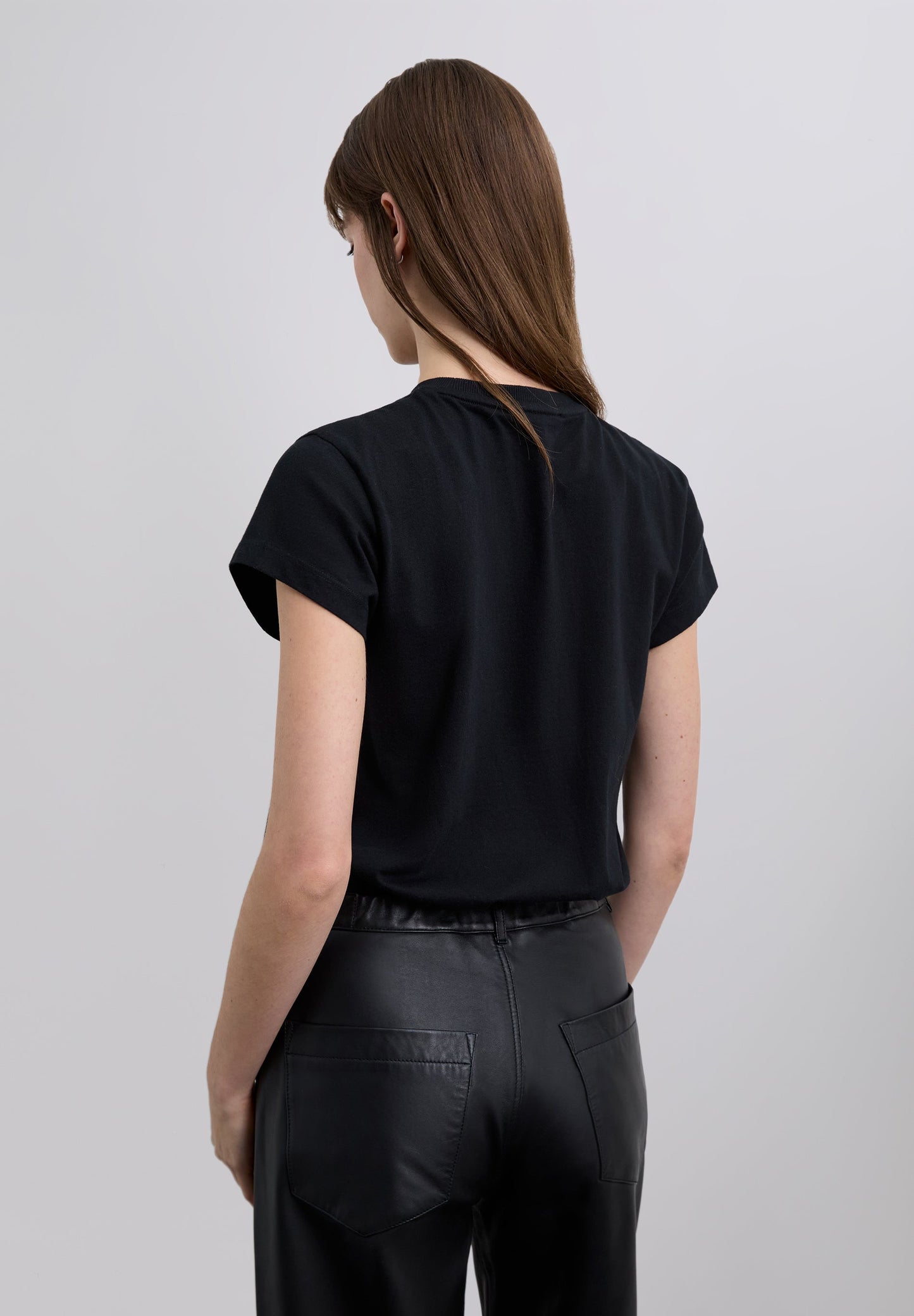 T-SHIRT COM PORMENOR DE ABERTURA