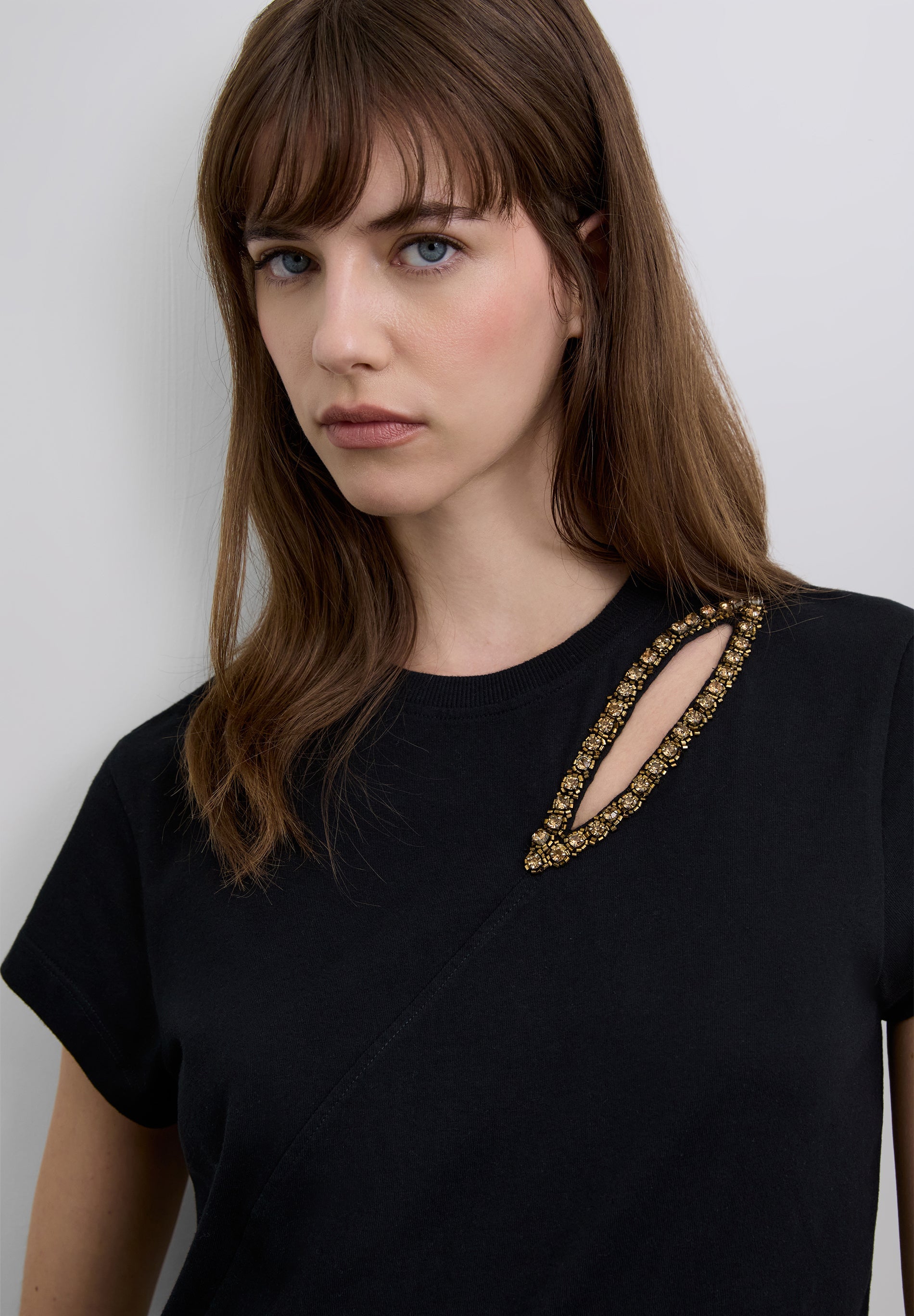 T-SHIRT COM PORMENOR DE ABERTURA