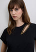 T-SHIRT COM PORMENOR DE ABERTURA