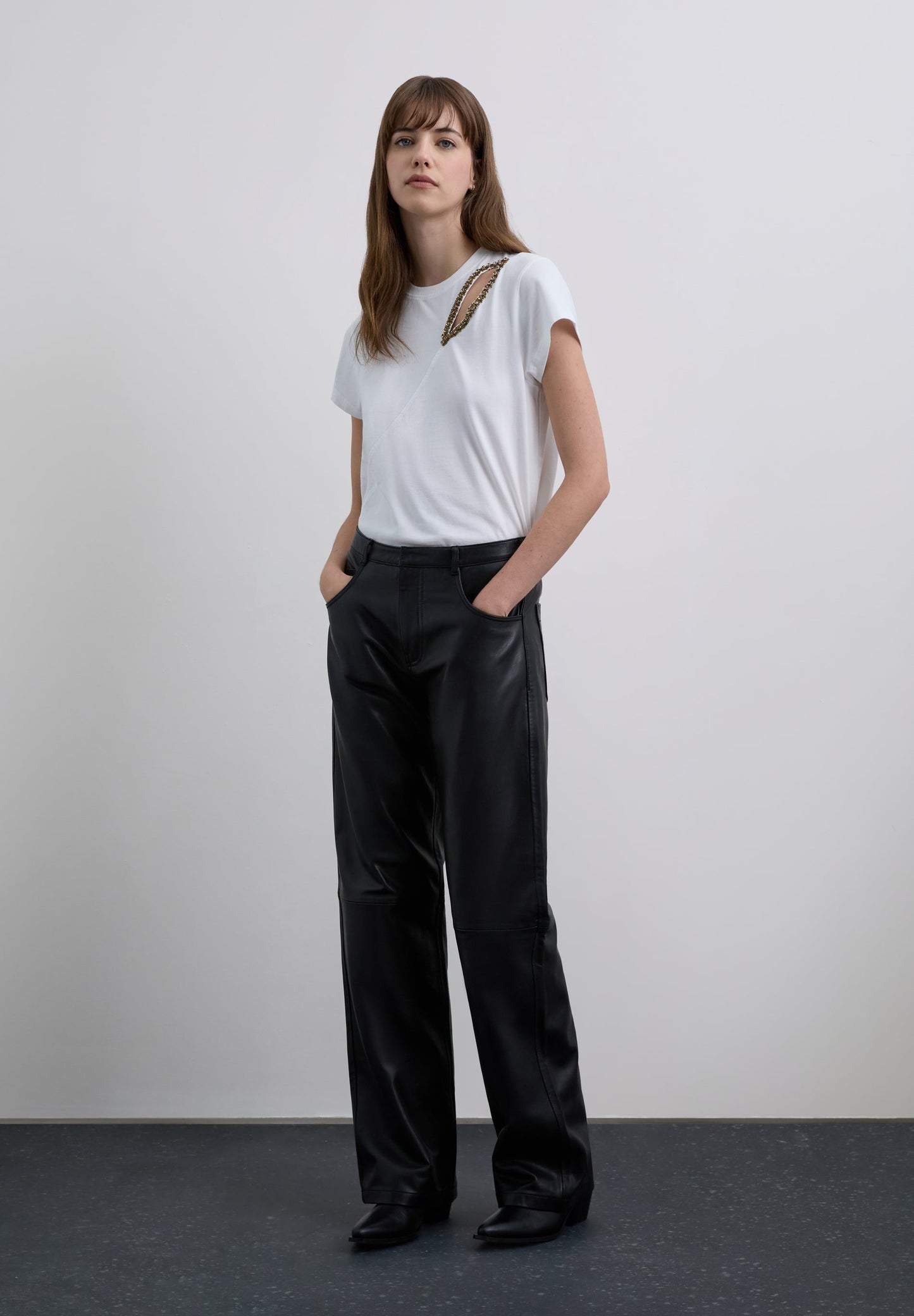 T-SHIRT COM PORMENOR DE ABERTURA