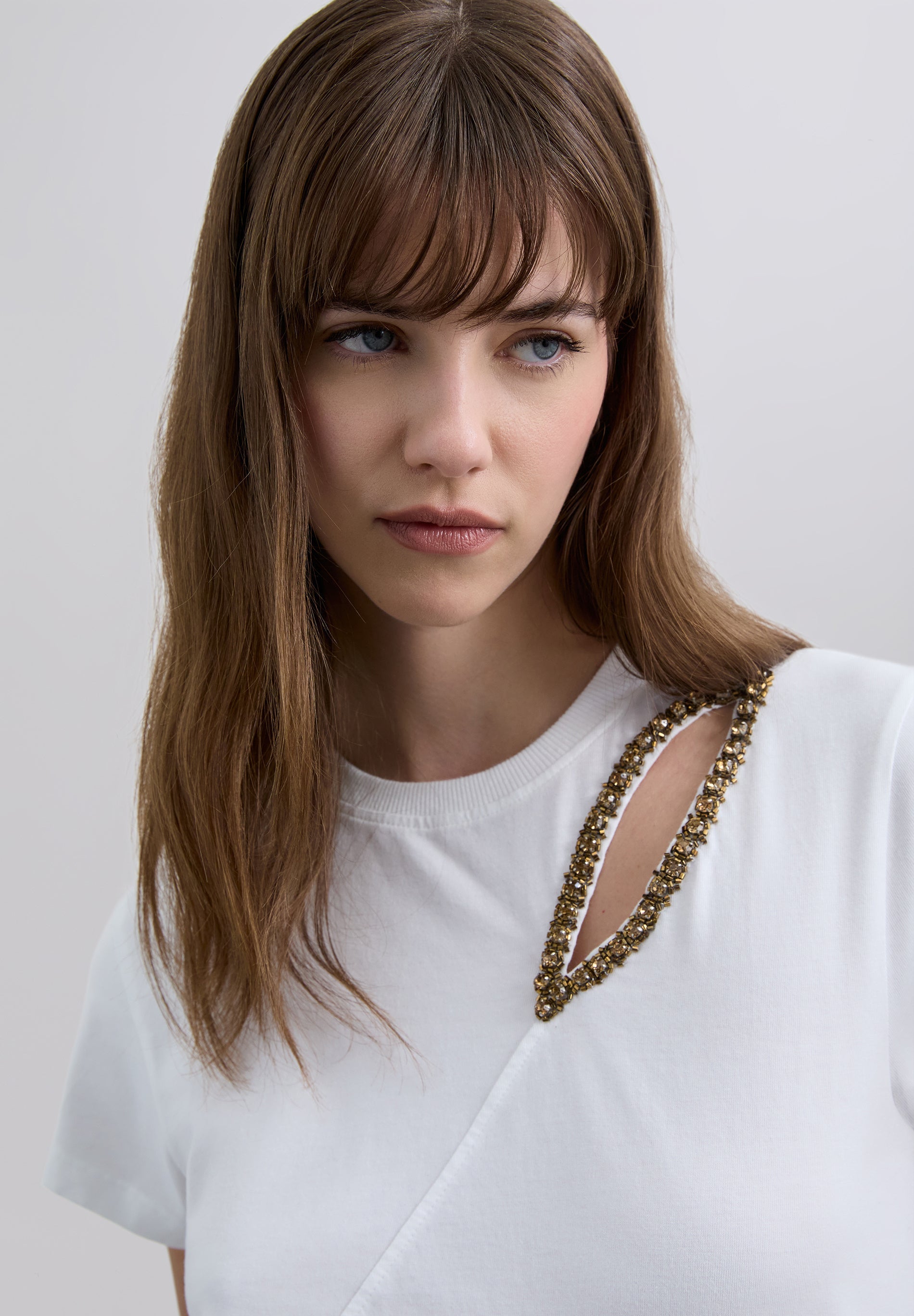 T-SHIRT COM PORMENOR DE ABERTURA