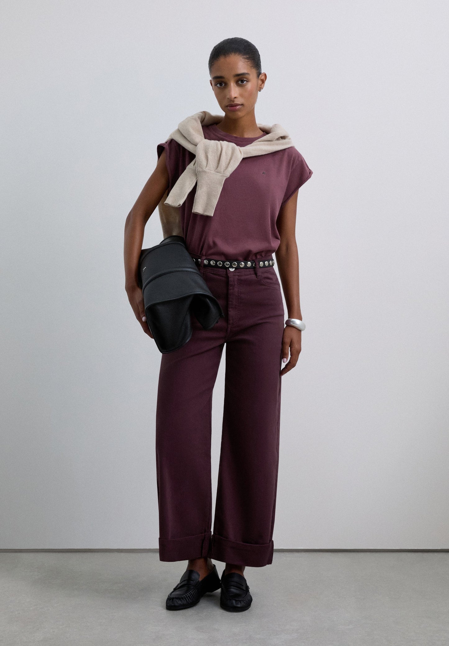 T-SHIRT BÁSICA COM SKULL