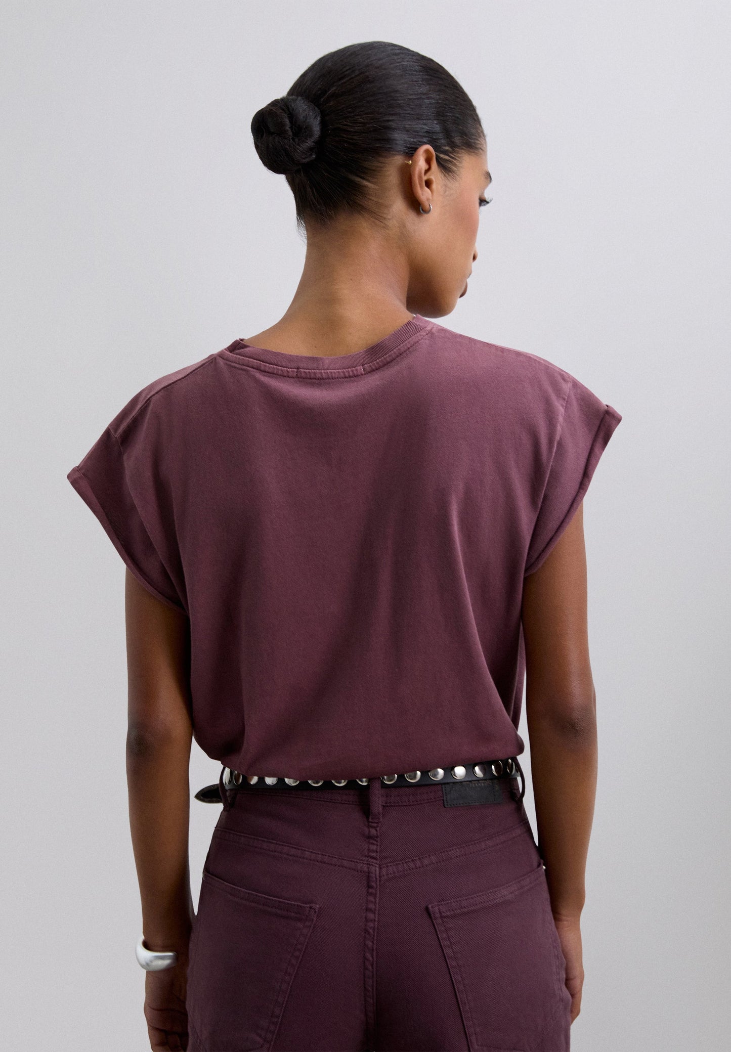 T-SHIRT BÁSICA COM SKULL