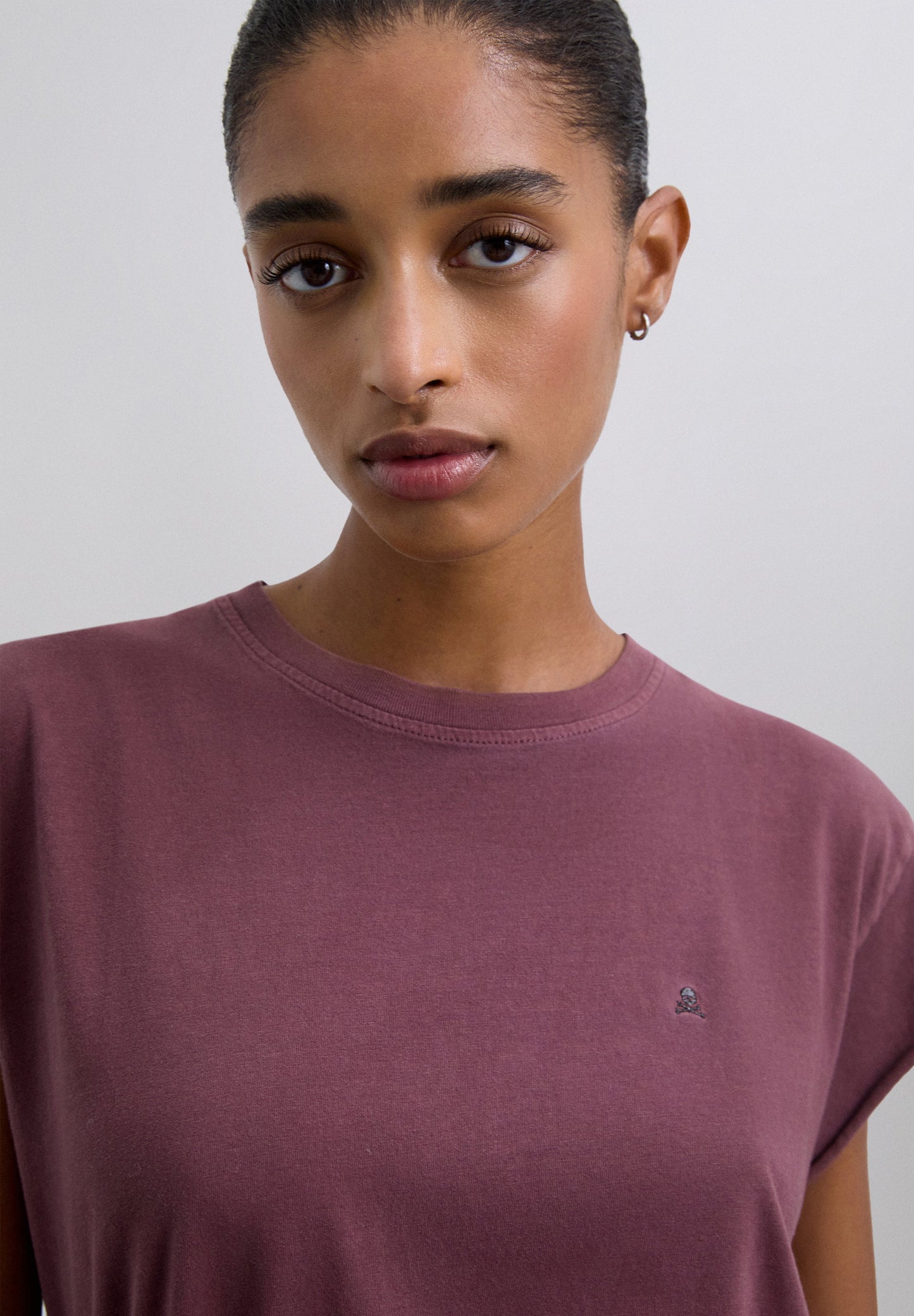 T-SHIRT BÁSICA COM SKULL