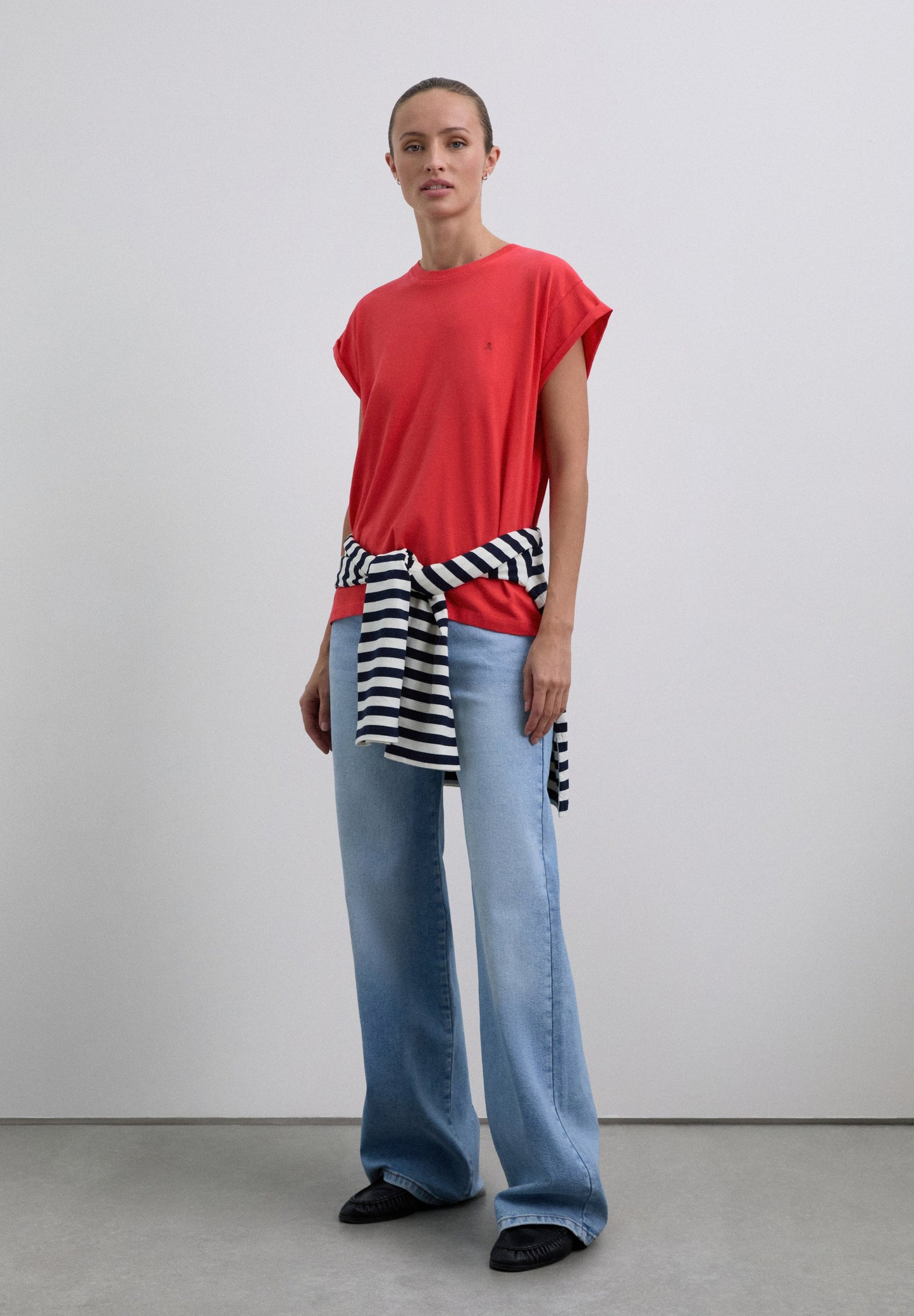 T-SHIRT BÁSICA COM SKULL