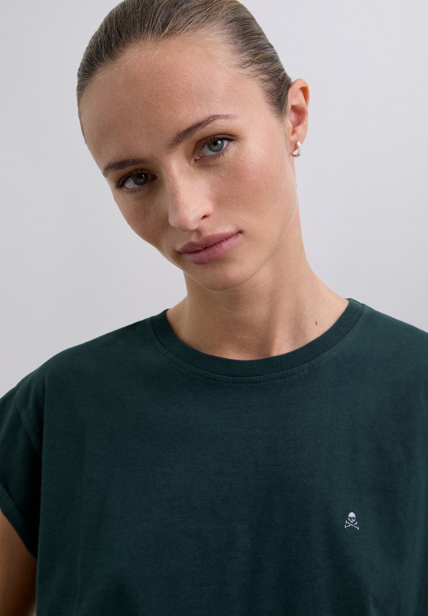 T-SHIRT BÁSICA COM SKULL