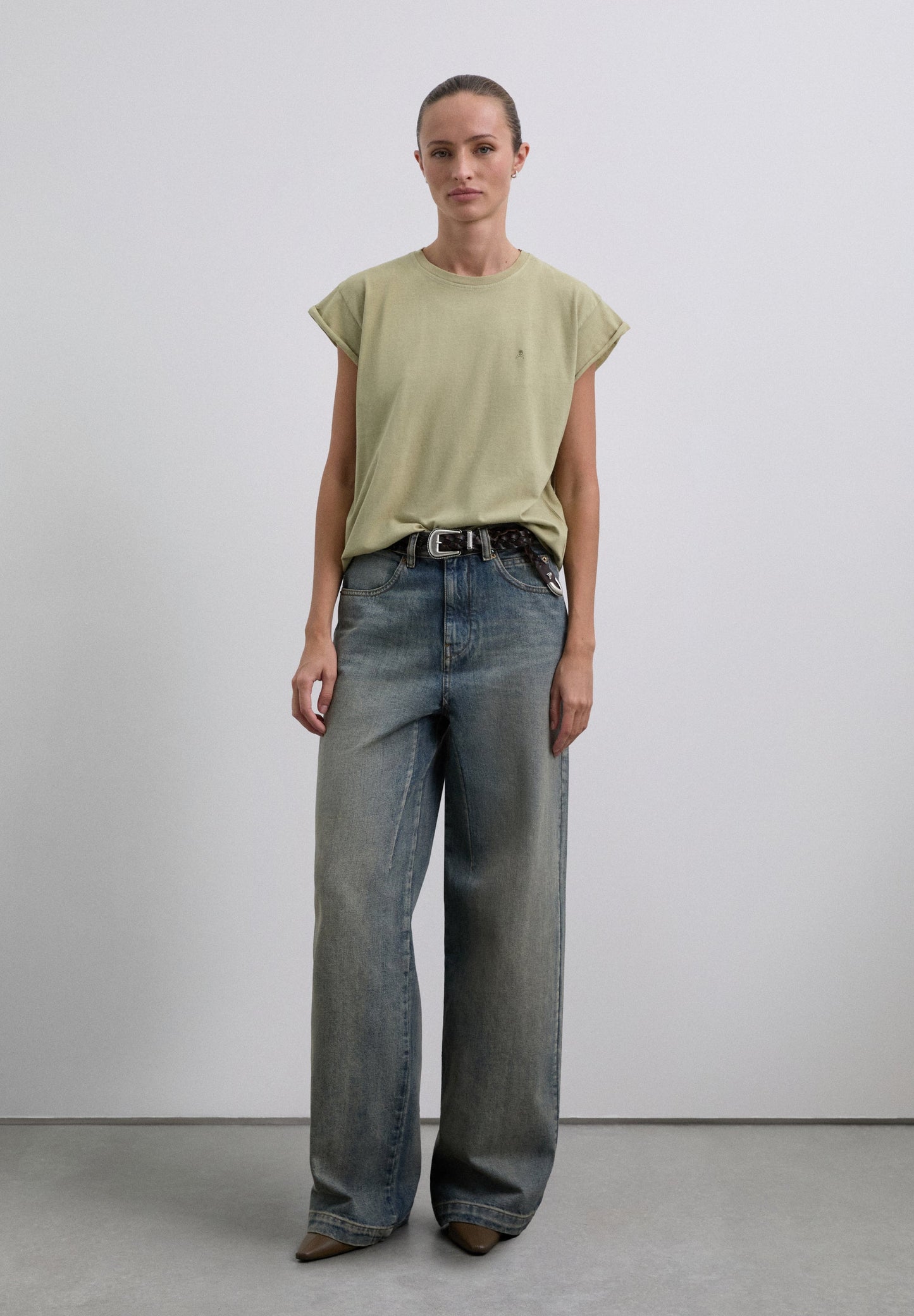 T-SHIRT BÁSICA COM SKULL