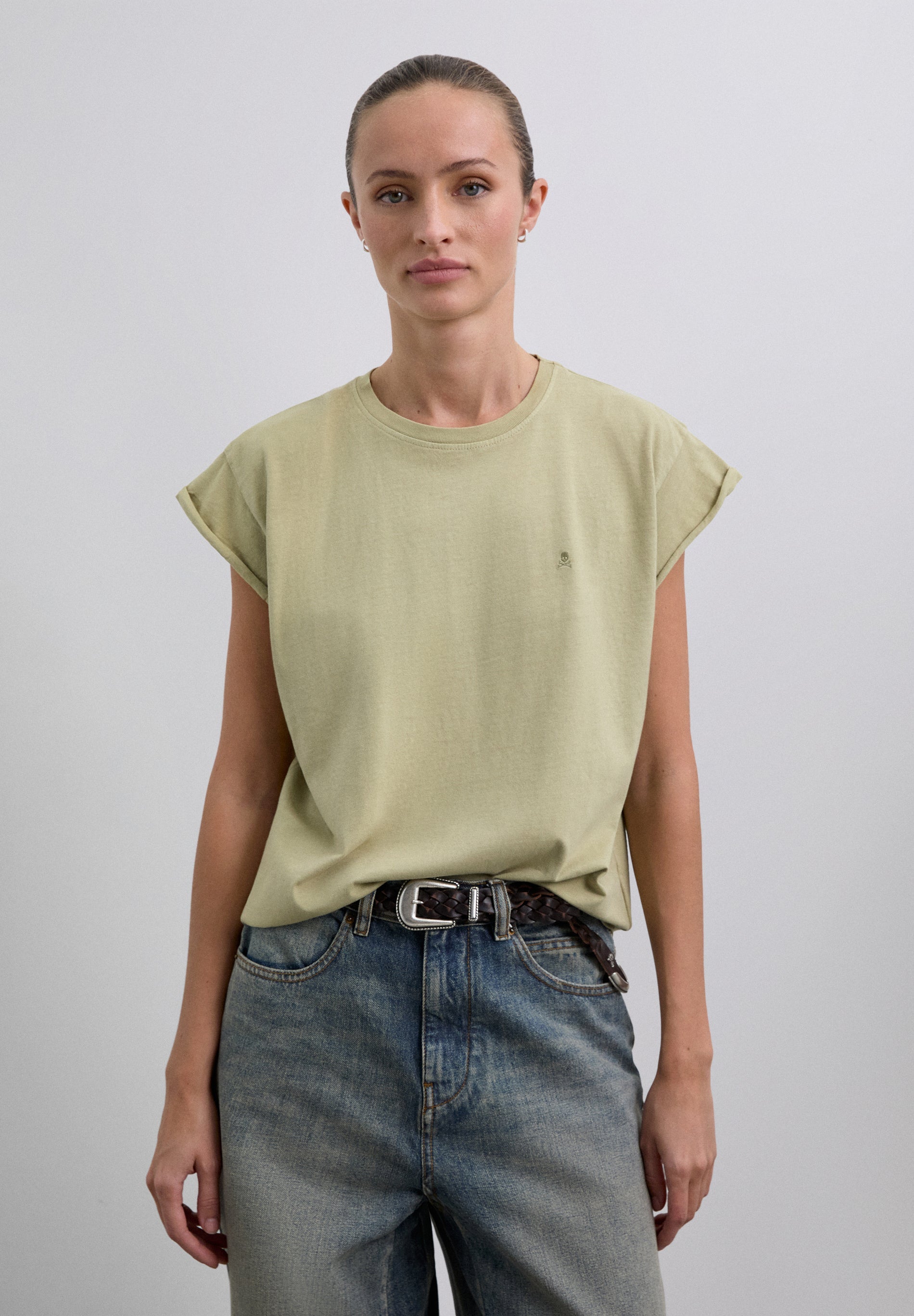 T-SHIRT BÁSICA COM SKULL