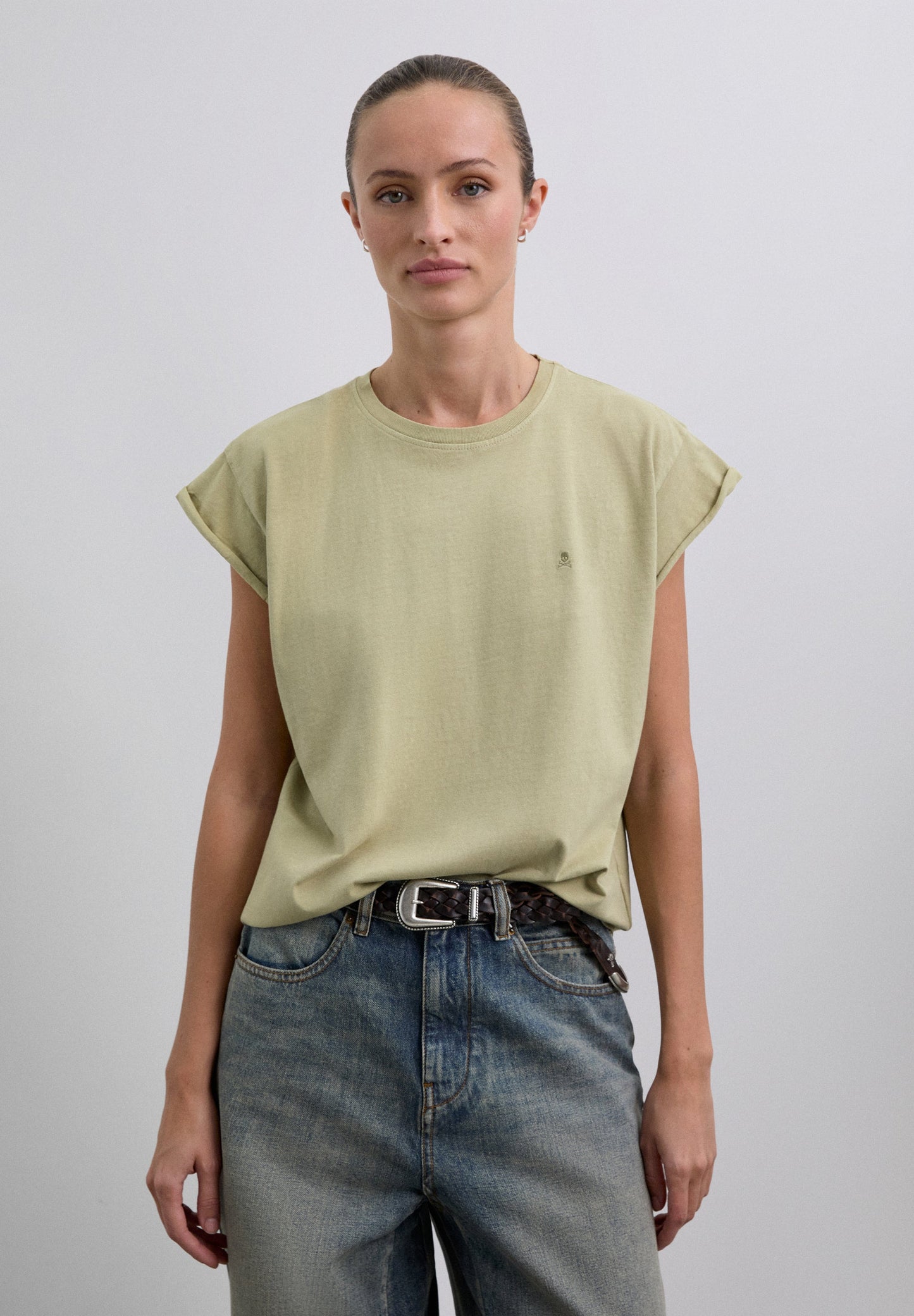 T-SHIRT BÁSICA COM SKULL