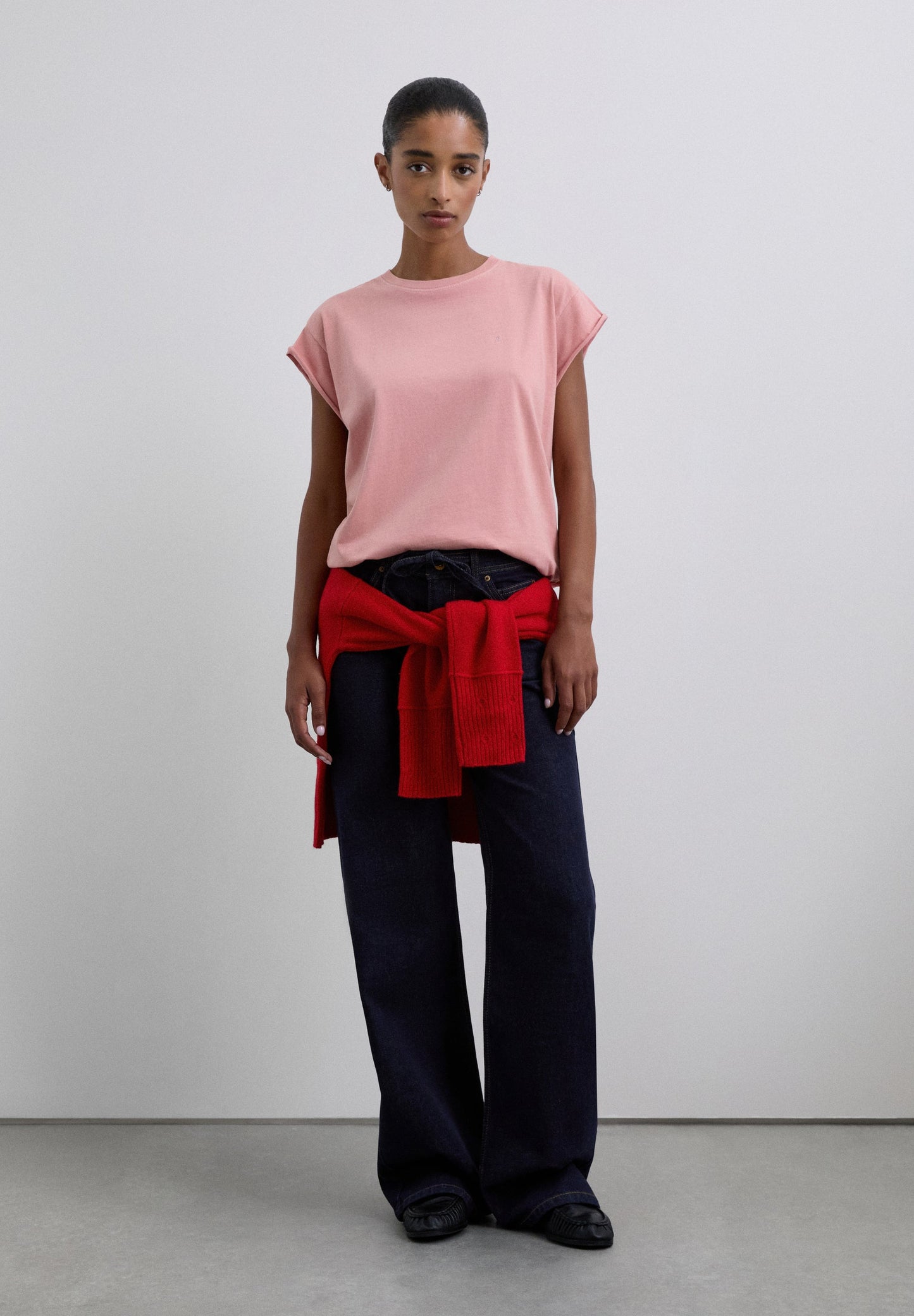 T-SHIRT BÁSICA COM SKULL