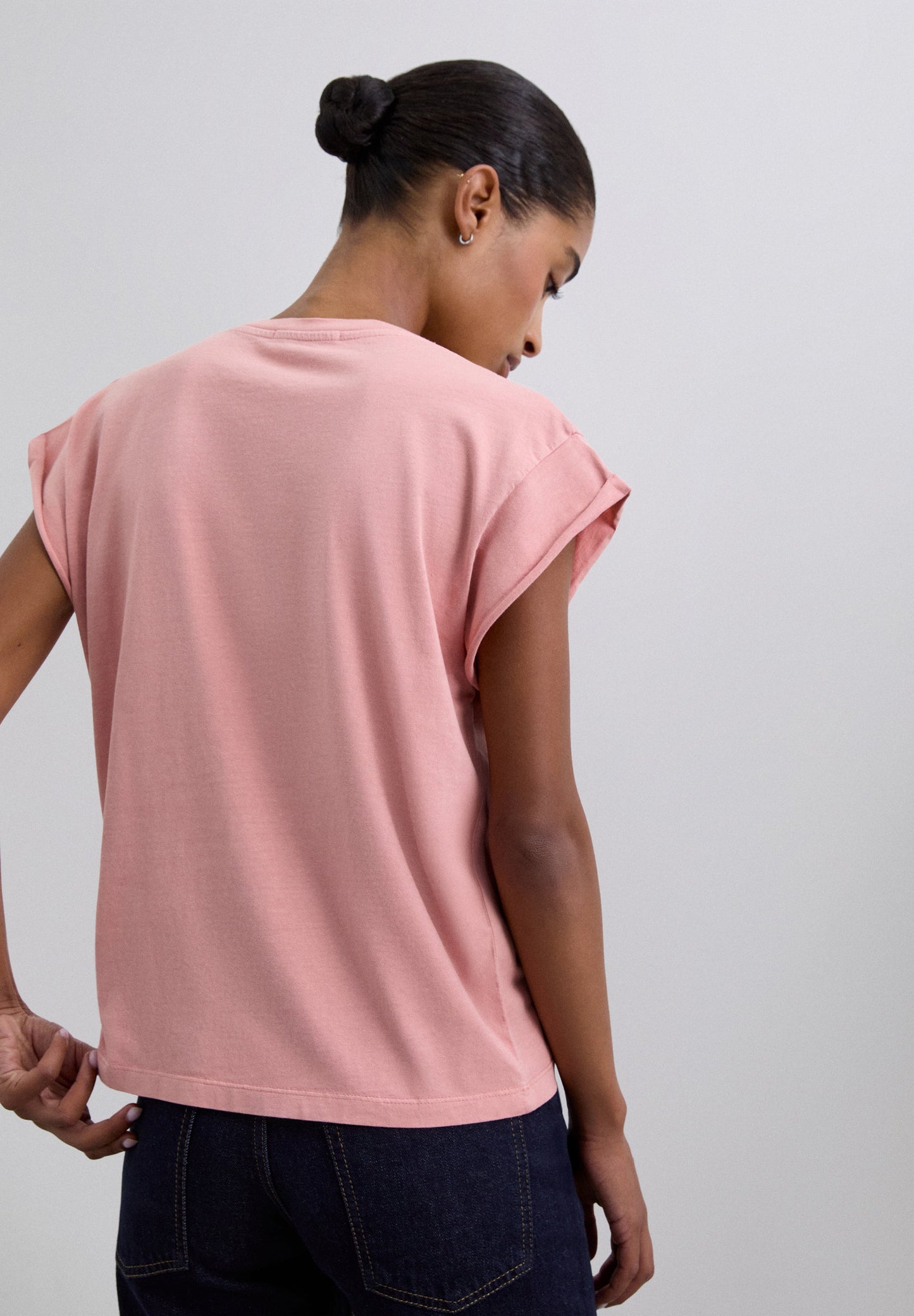 T-SHIRT BÁSICA COM SKULL