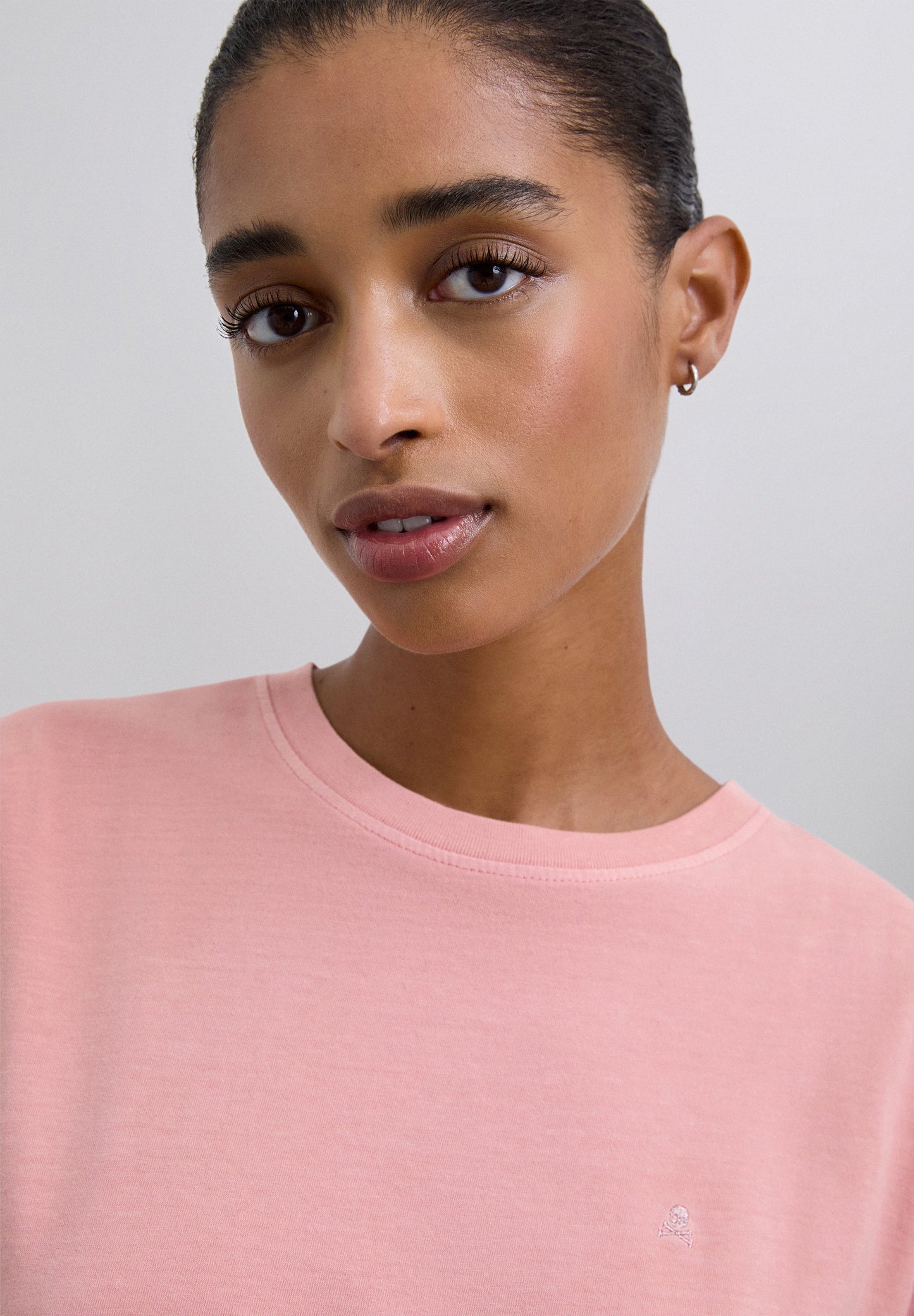 T-SHIRT BÁSICA COM SKULL