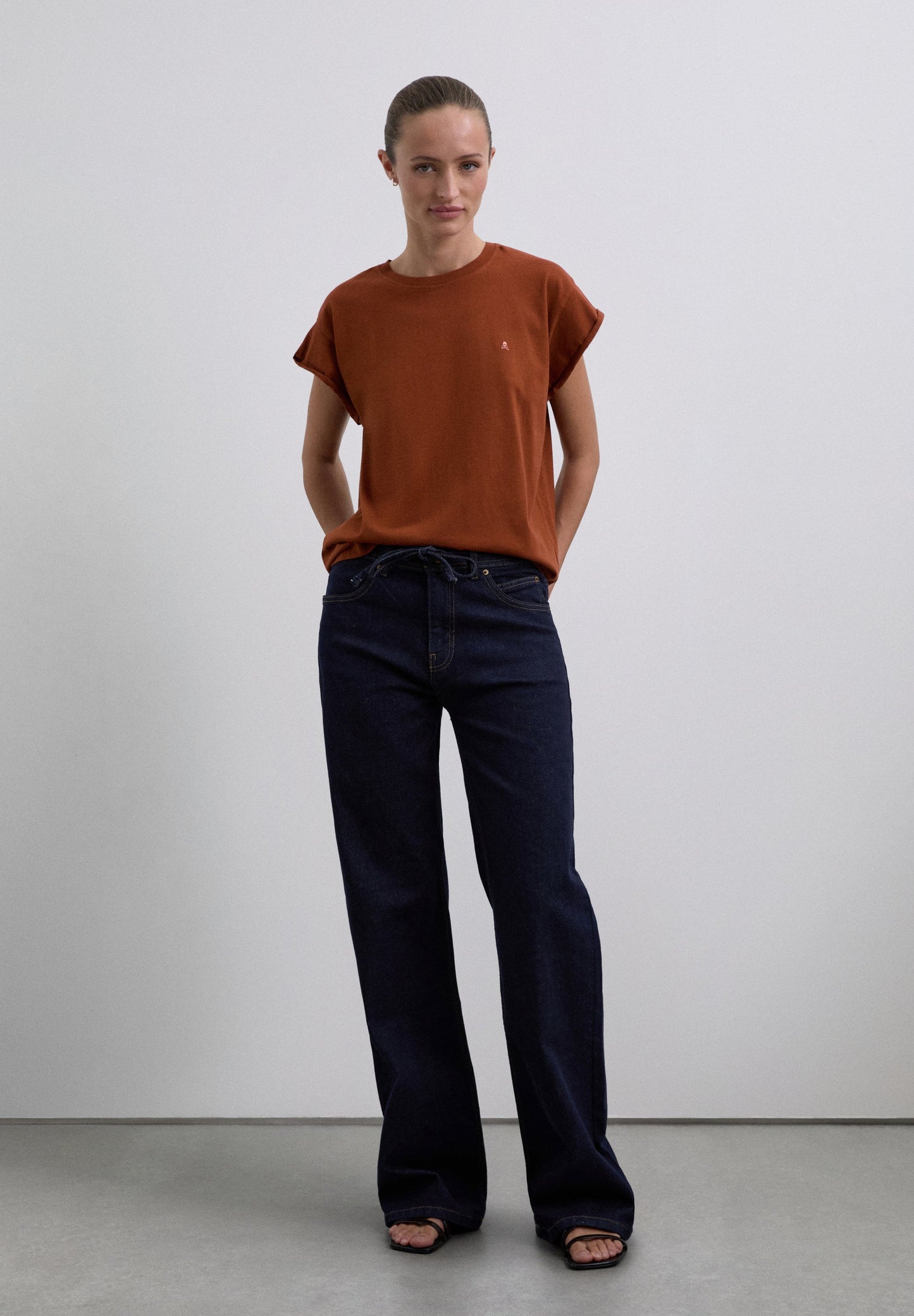 T-SHIRT BÁSICA COM SKULL