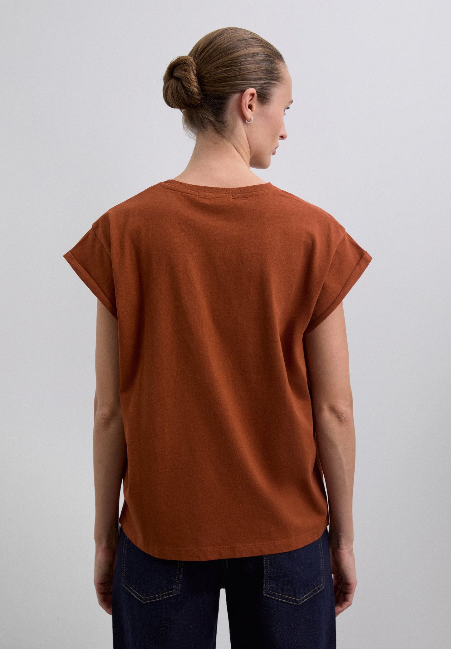 T-SHIRT BÁSICA COM SKULL