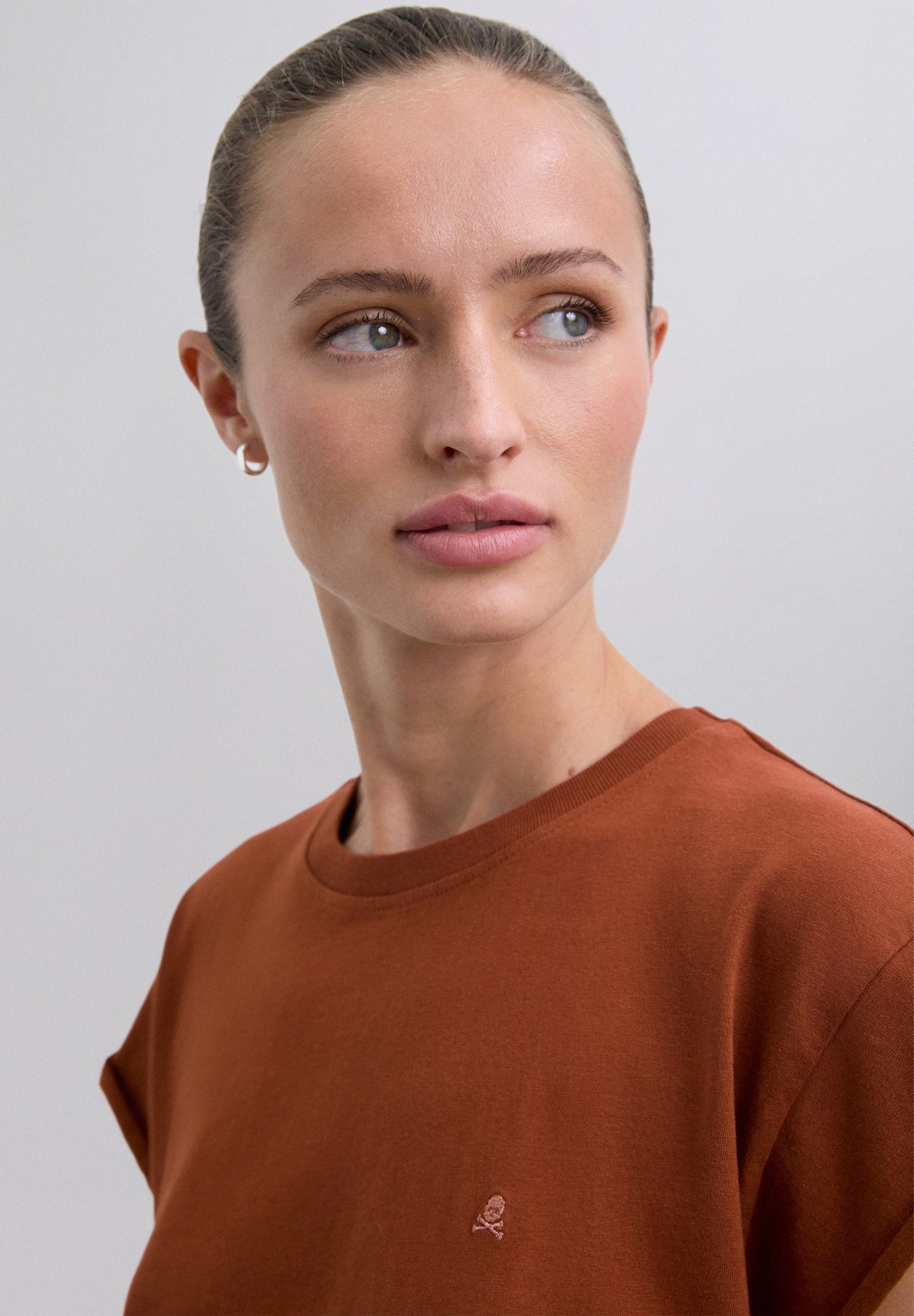 T-SHIRT BÁSICA COM SKULL