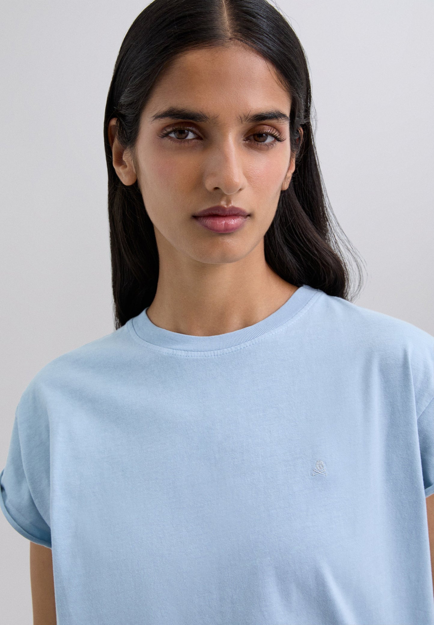 T-SHIRT BÁSICA COM SKULL