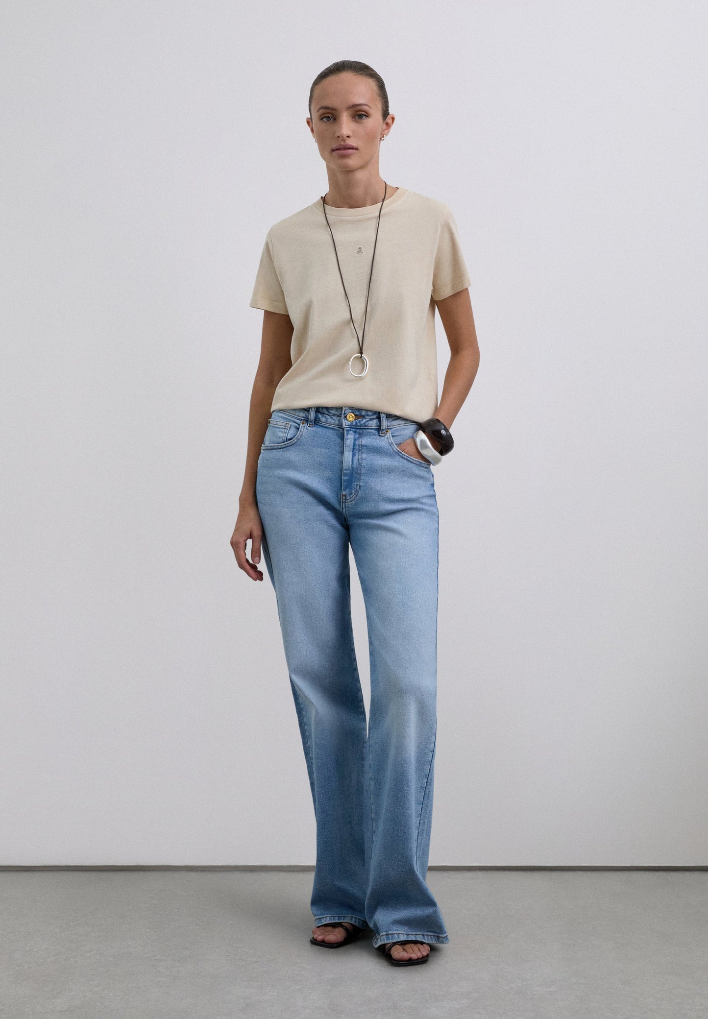 T-SHIRT BÁSICA COM SKULL