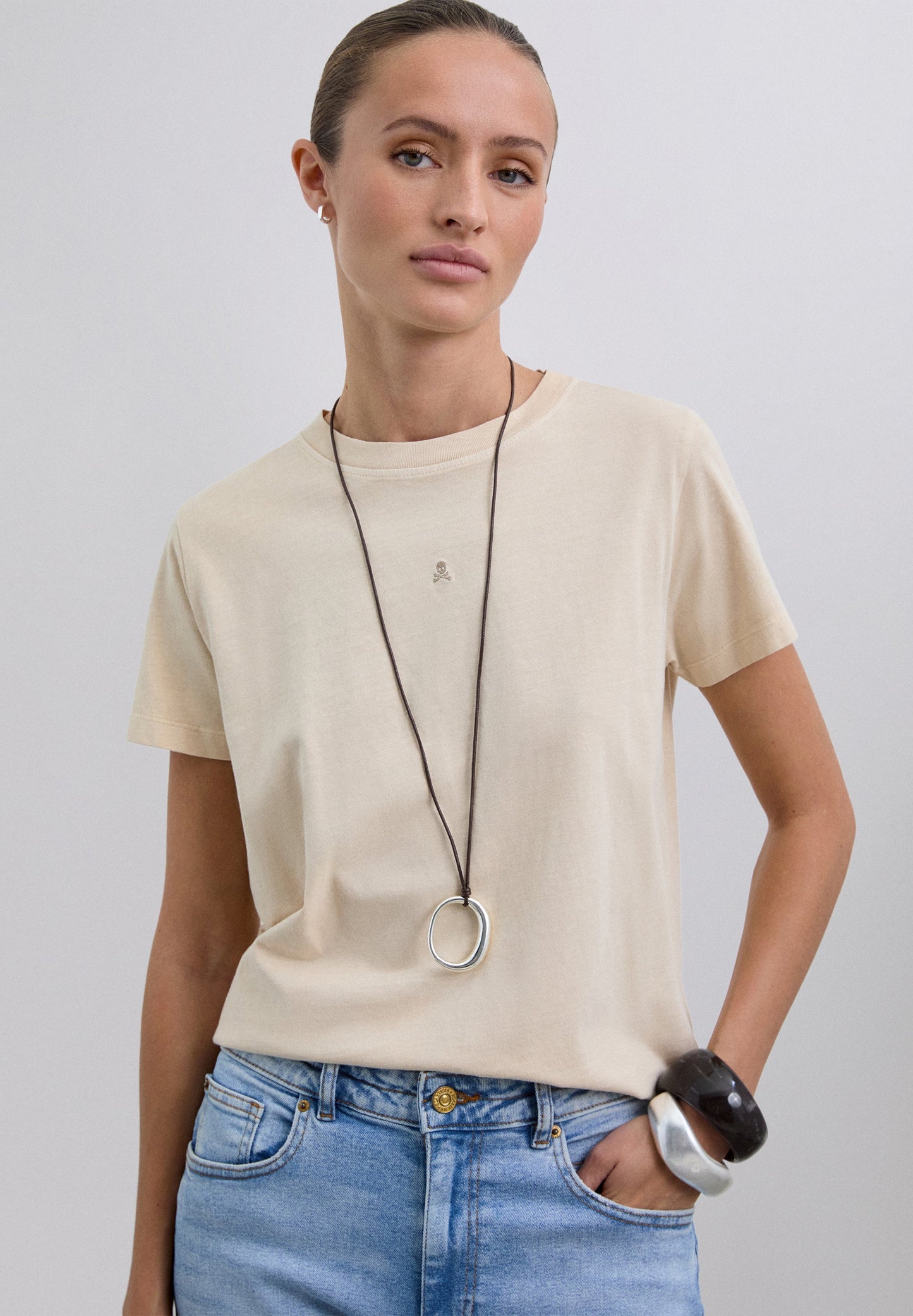 T-SHIRT BÁSICA COM SKULL