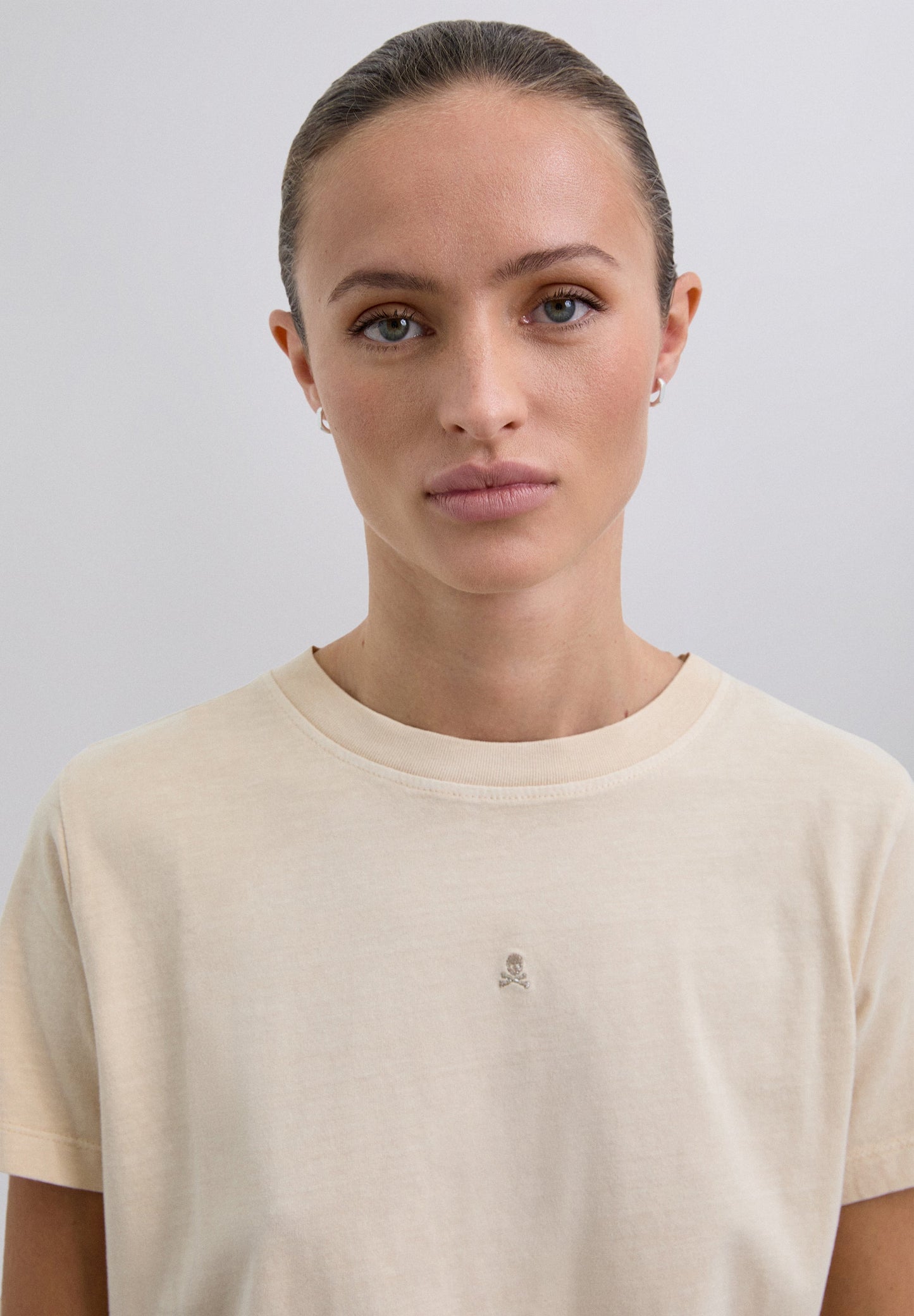 T-SHIRT BÁSICA COM SKULL