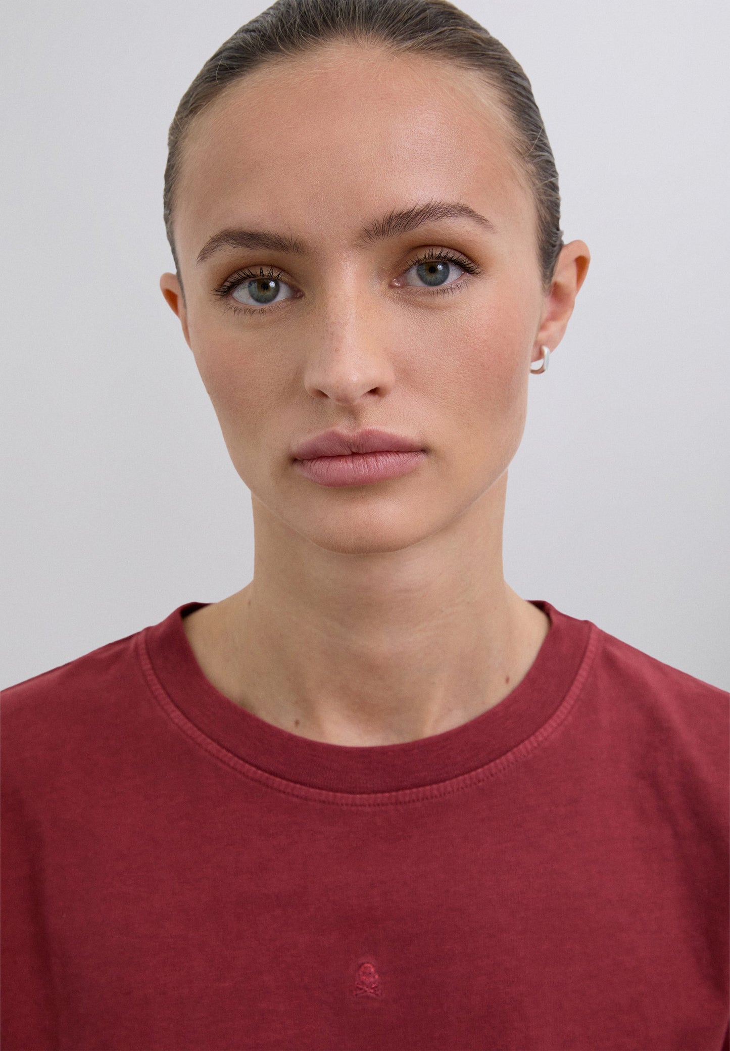 T-SHIRT BÁSICA COM SKULL