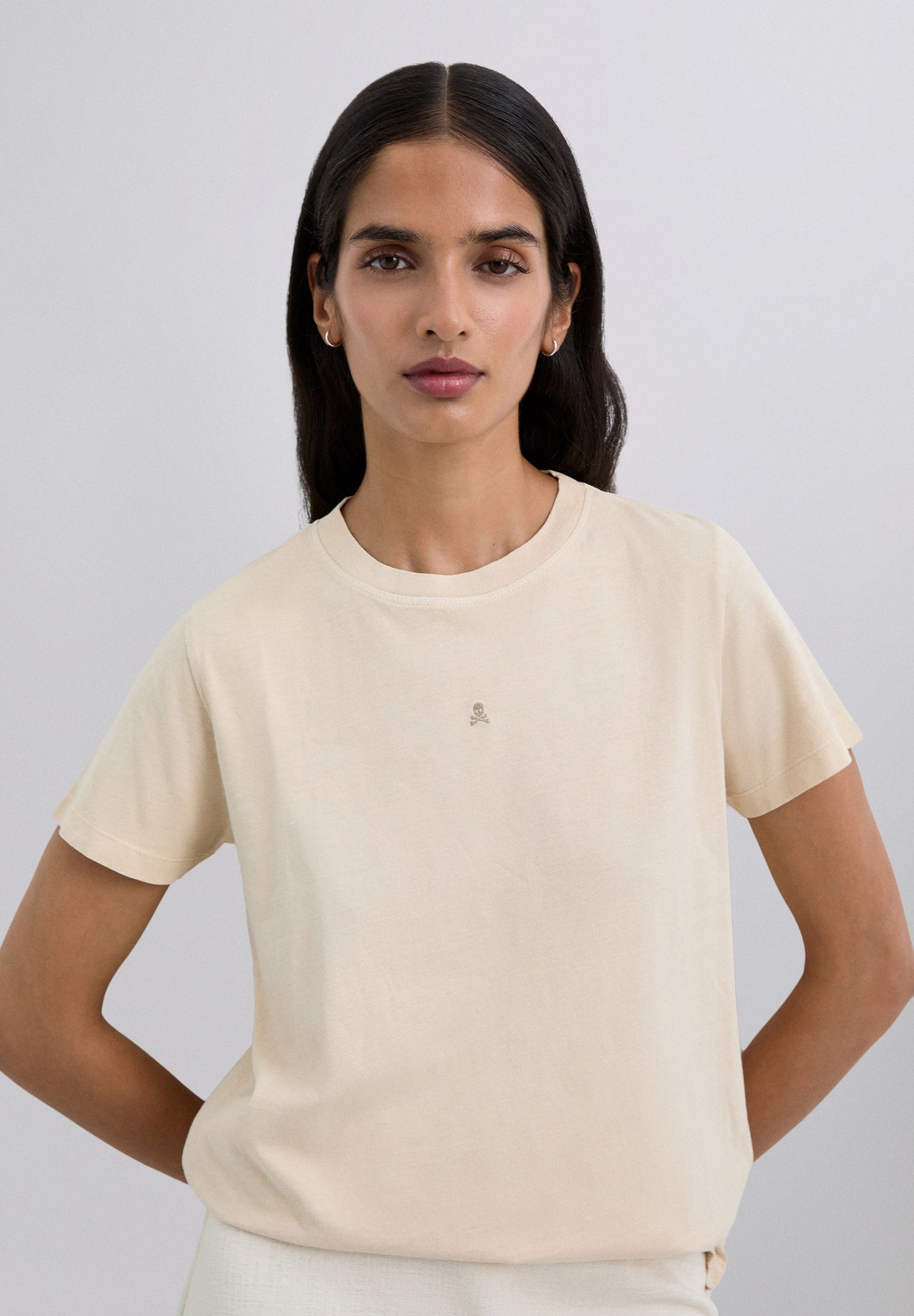 T-SHIRT BÁSICA COM SKULL