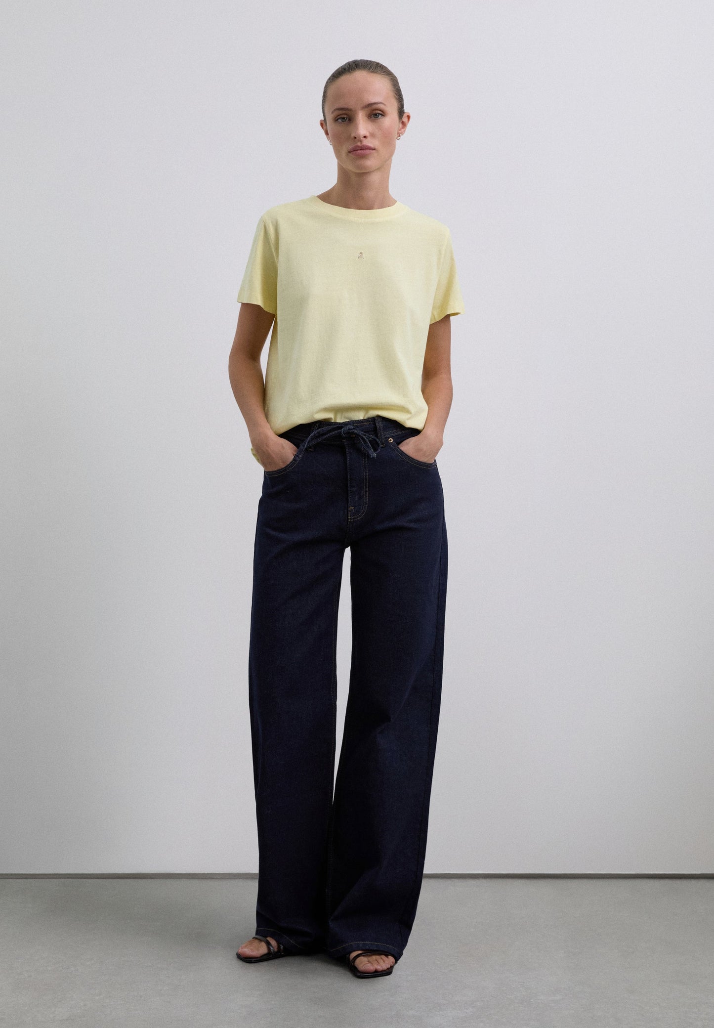 T-SHIRT BÁSICA COM SKULL