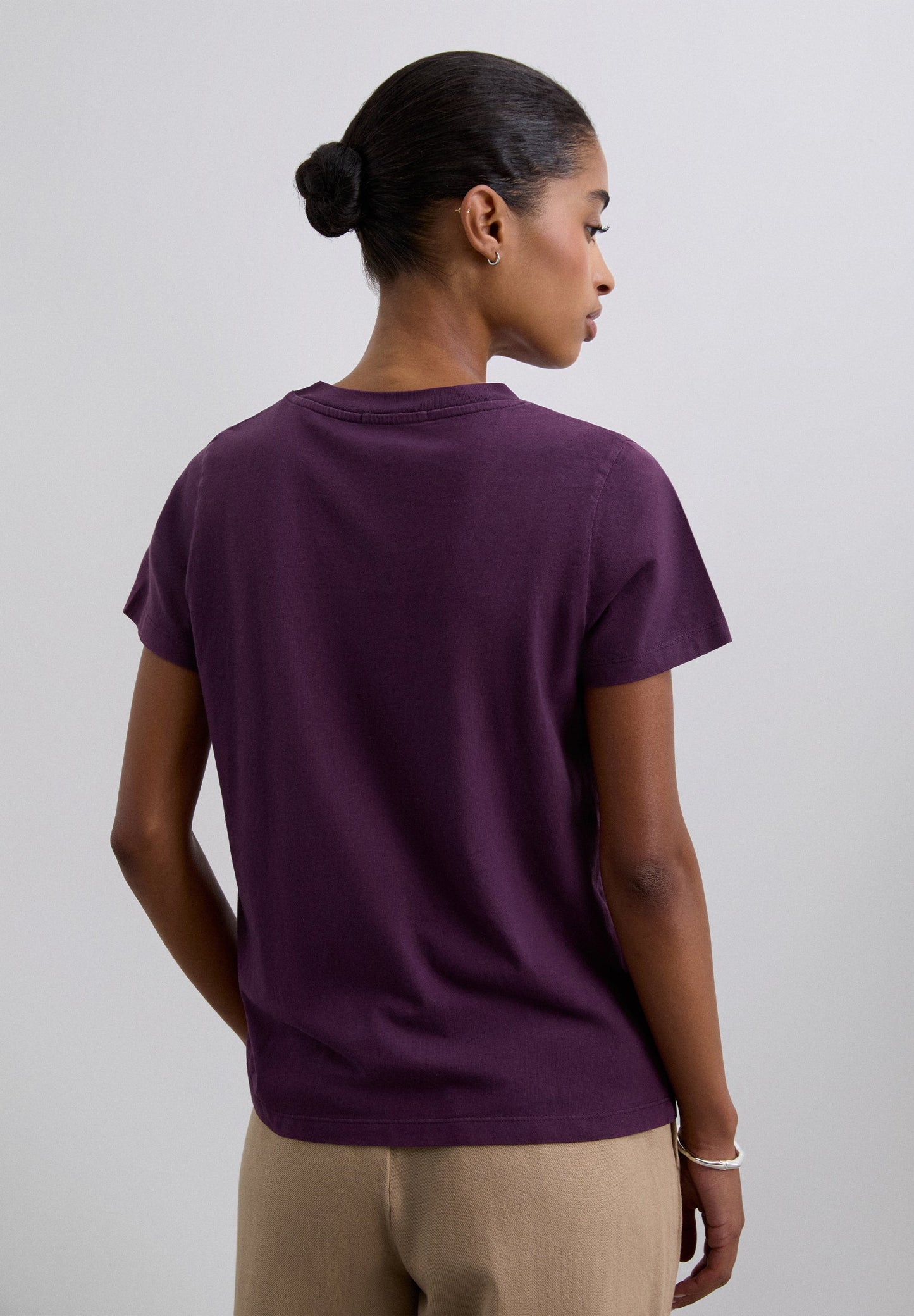 T-SHIRT BÁSICA COM SKULL