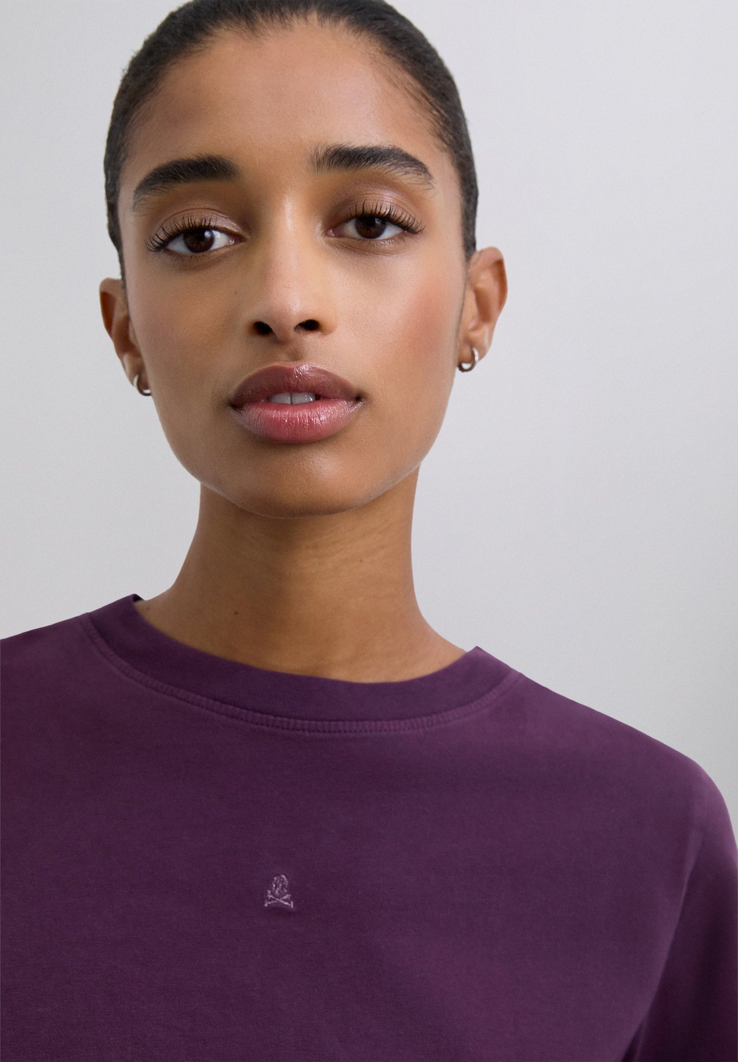 T-SHIRT BÁSICA COM SKULL