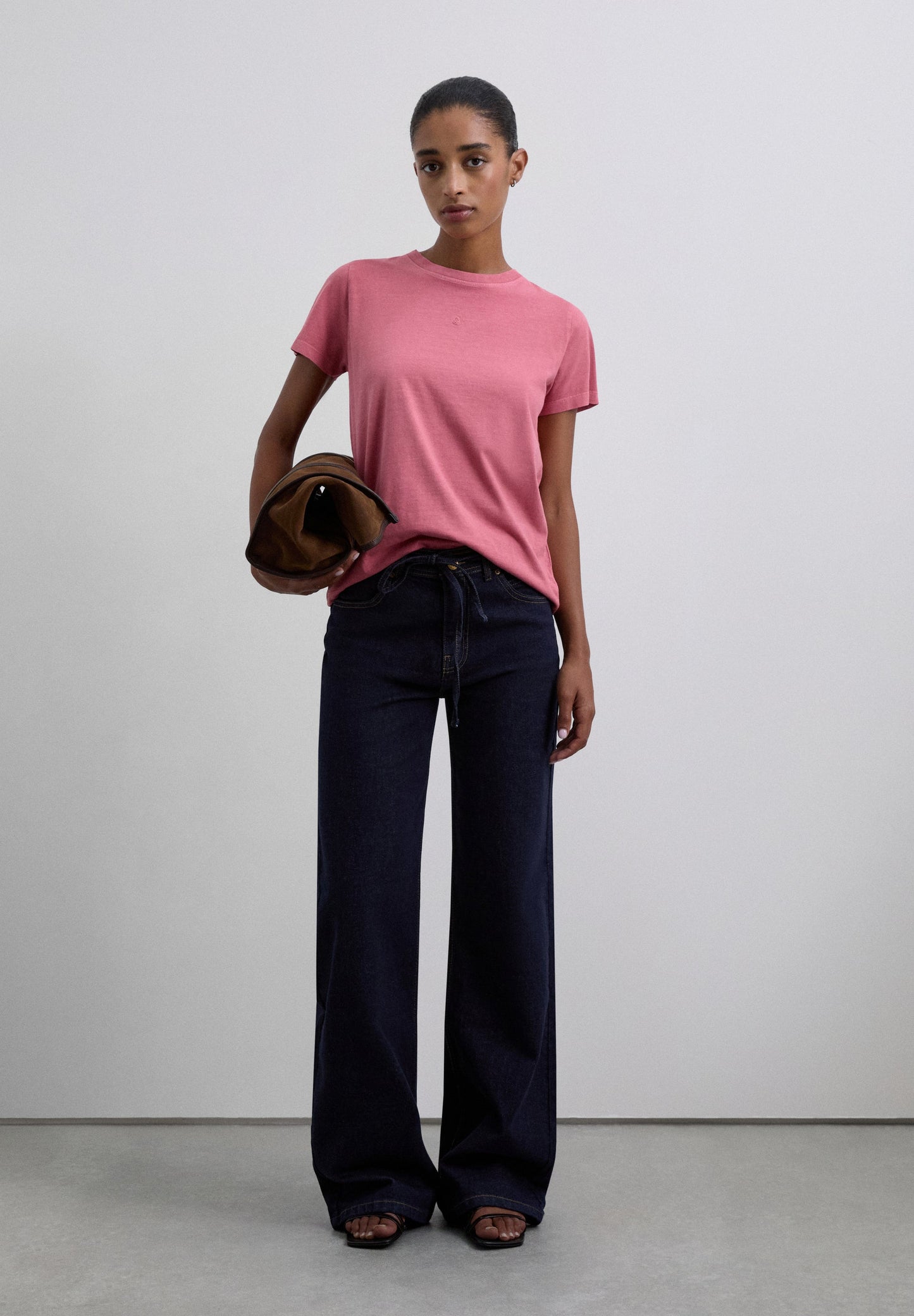 T-SHIRT BÁSICA COM SKULL